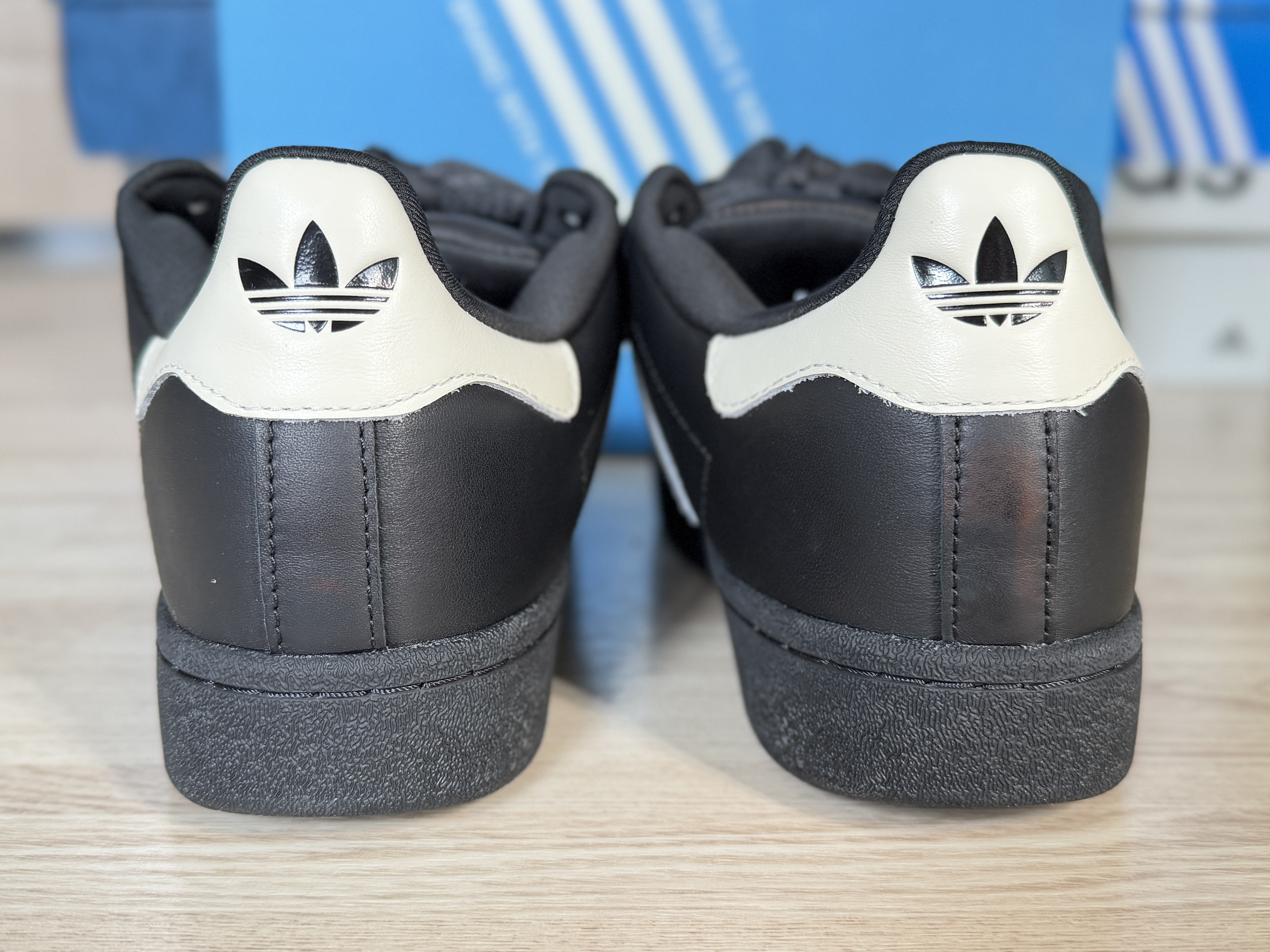Adidas x Pharrell Williams Virginia Superstar 92 Core Black Sky Rush 착용 스타일 - 3