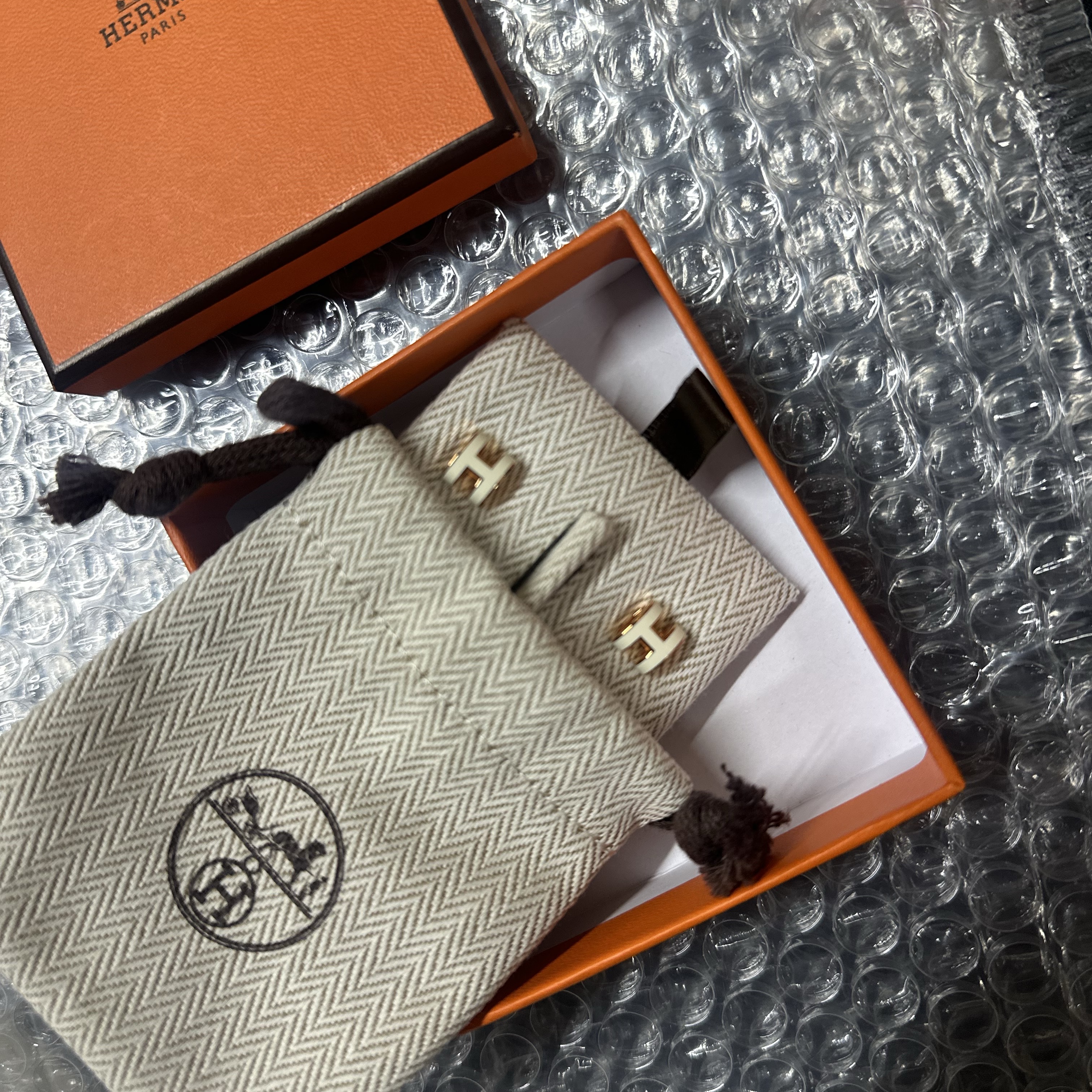(W) Hermes Mini Pop H Earrings Rose Gold & Blanc 착용 스타일 - 1