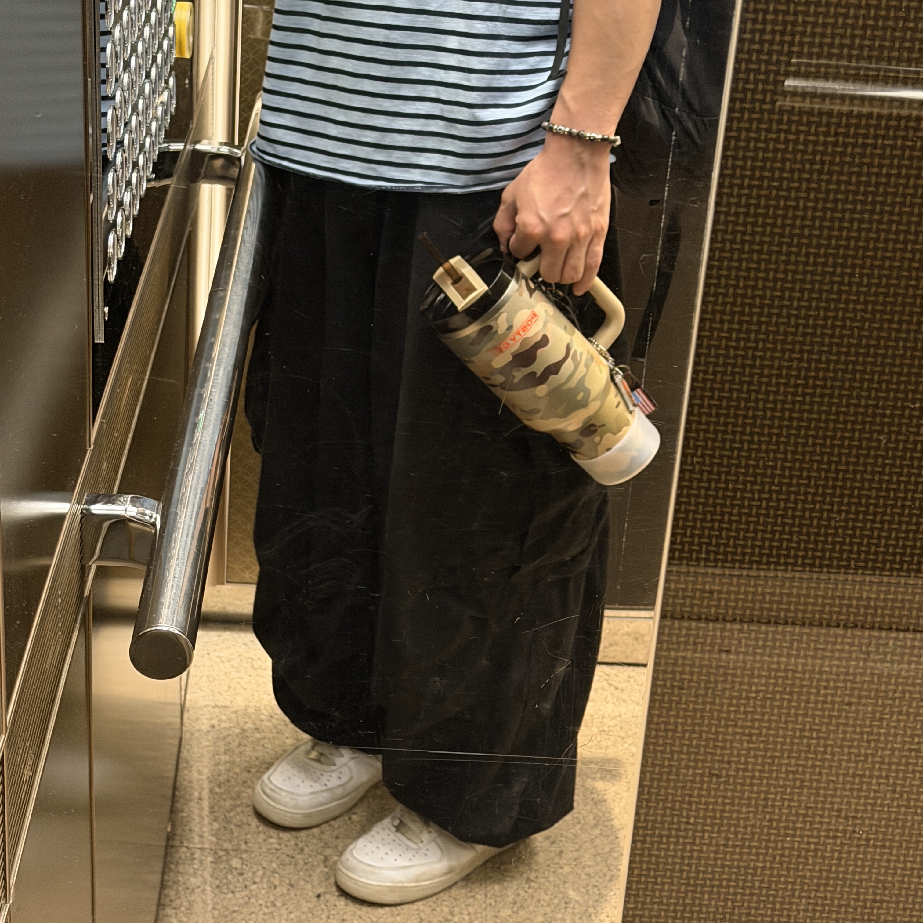 Stanley x The Post Malone Quencher H2.0 Flowstate Tumbler 1.18L Multicam 착용 스타일