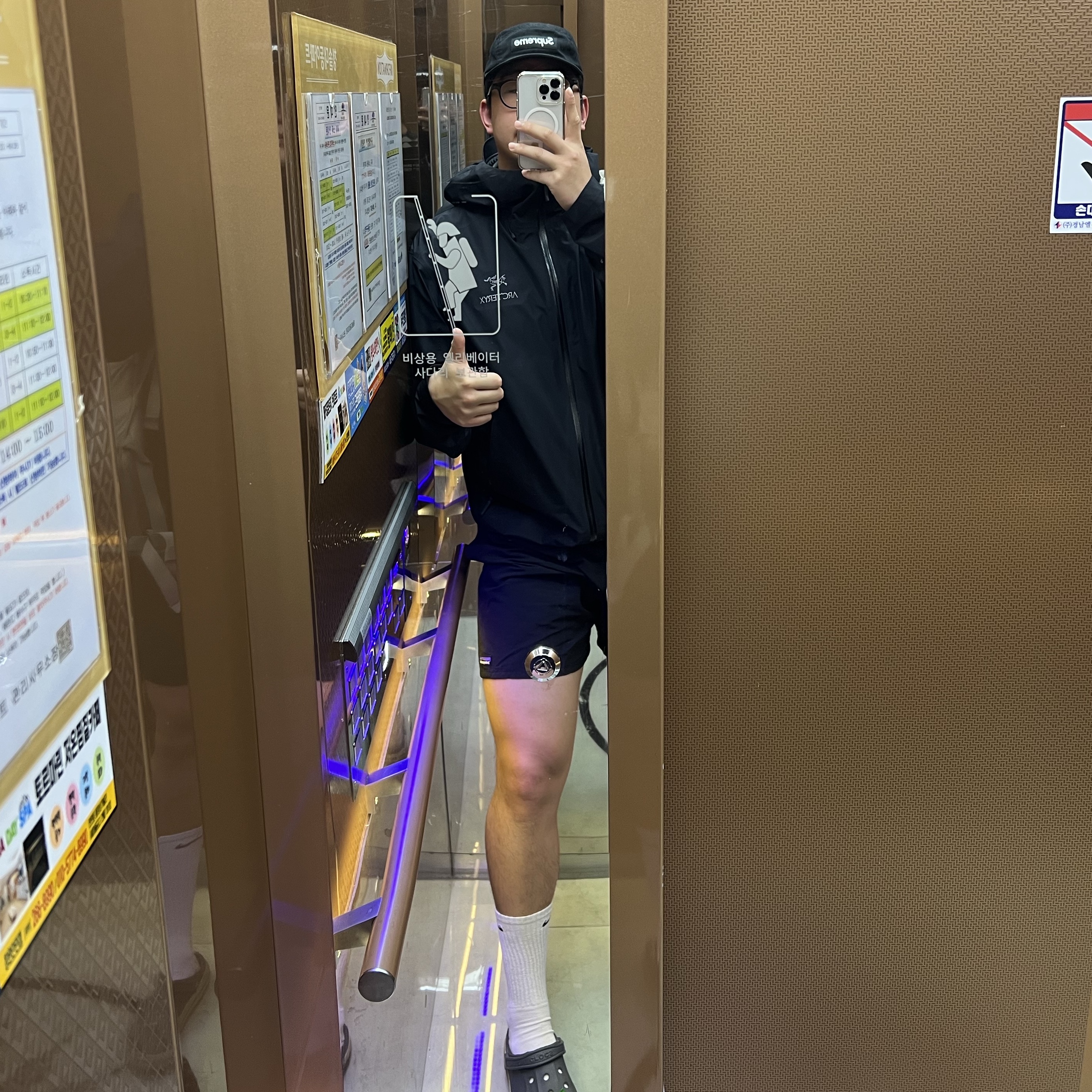 Arc'teryx Beta LT Jacket Black, Patagonia Baggies Shorts 5 Inch Black 착용 스타일