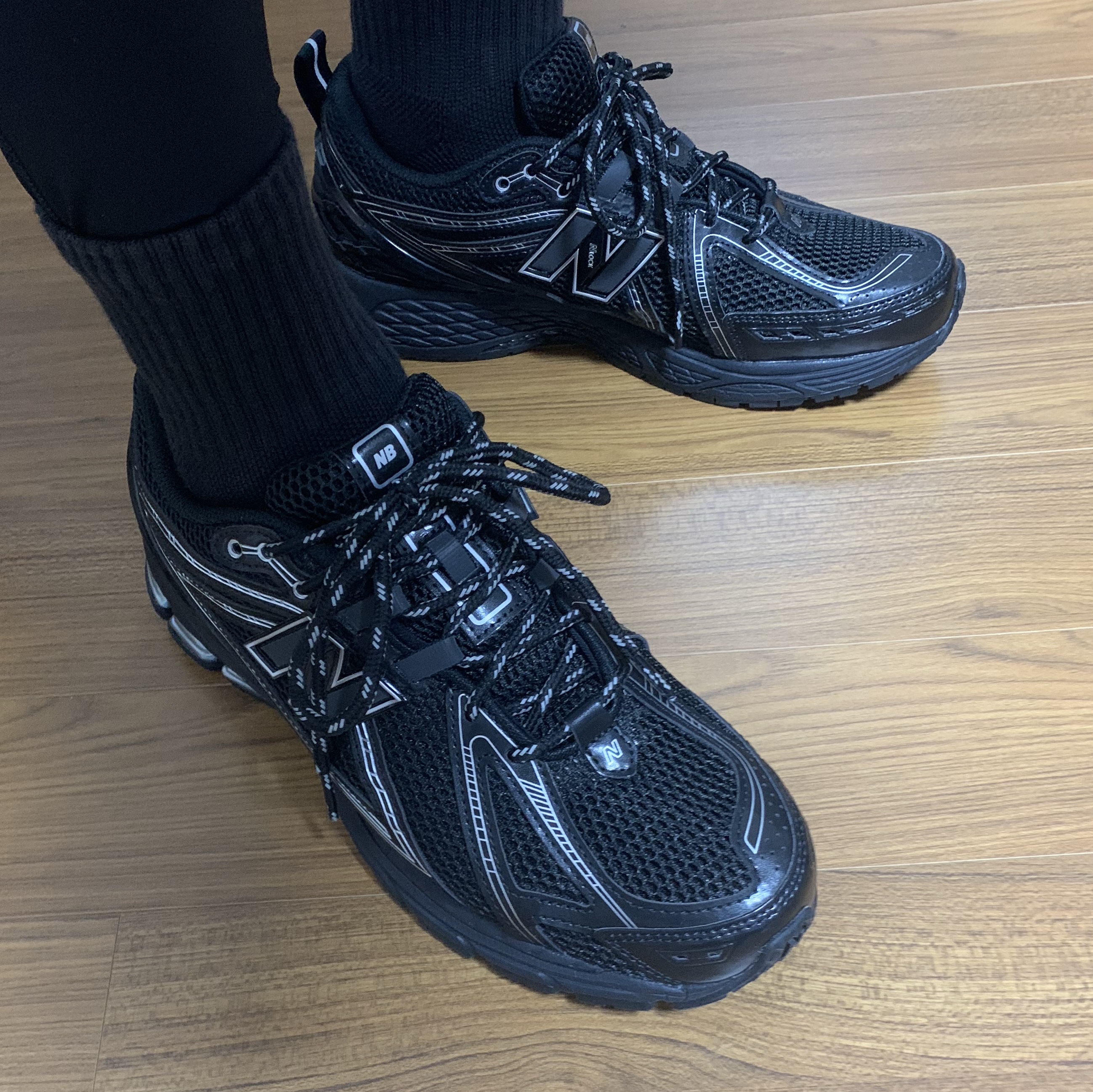 New Balance 1906R Black Silver Metallic 착용 스타일 - 1