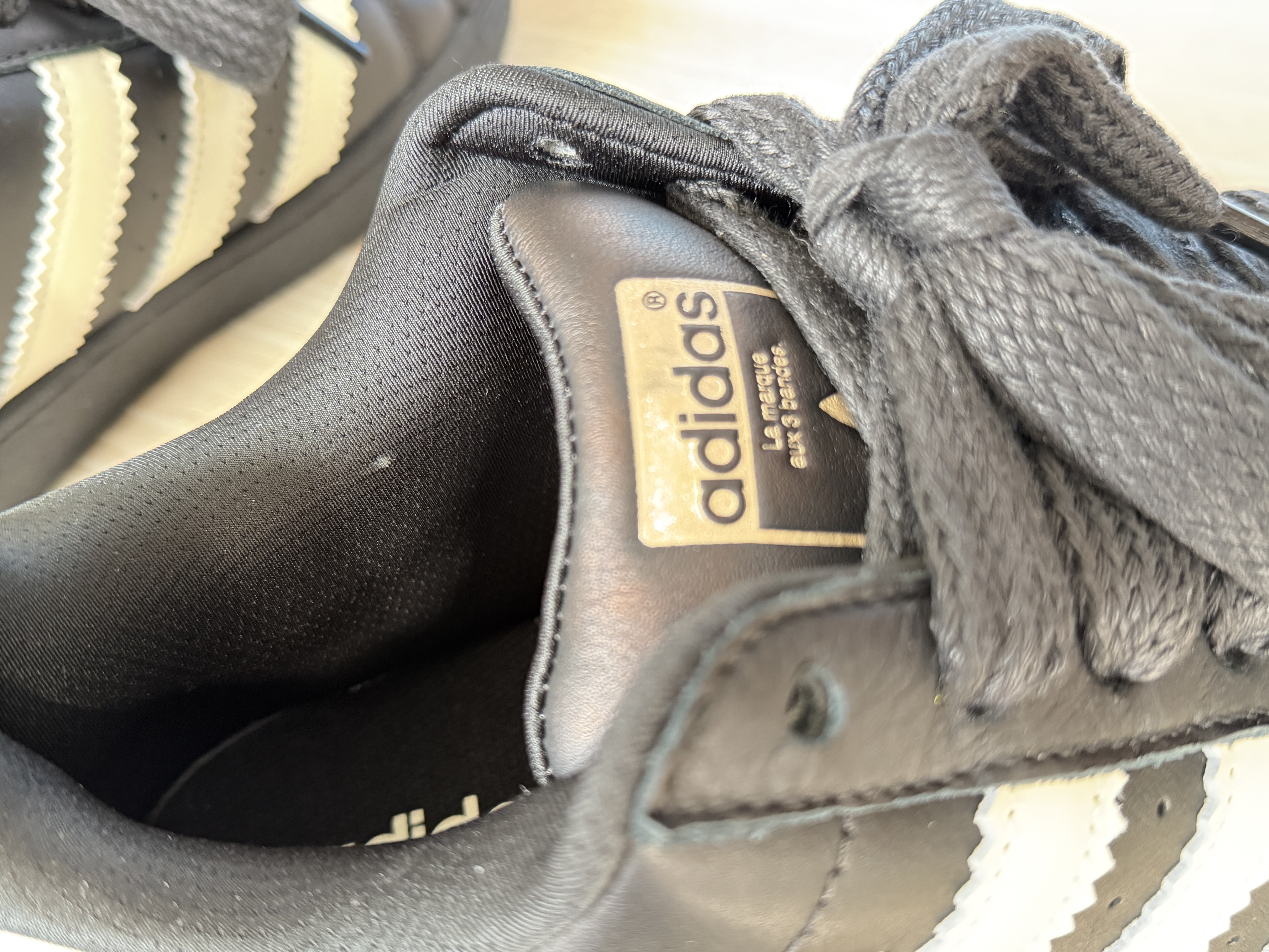 Adidas x Pharrell Williams Virginia Superstar 92 Core Black Sky Rush 착용 스타일 - 4