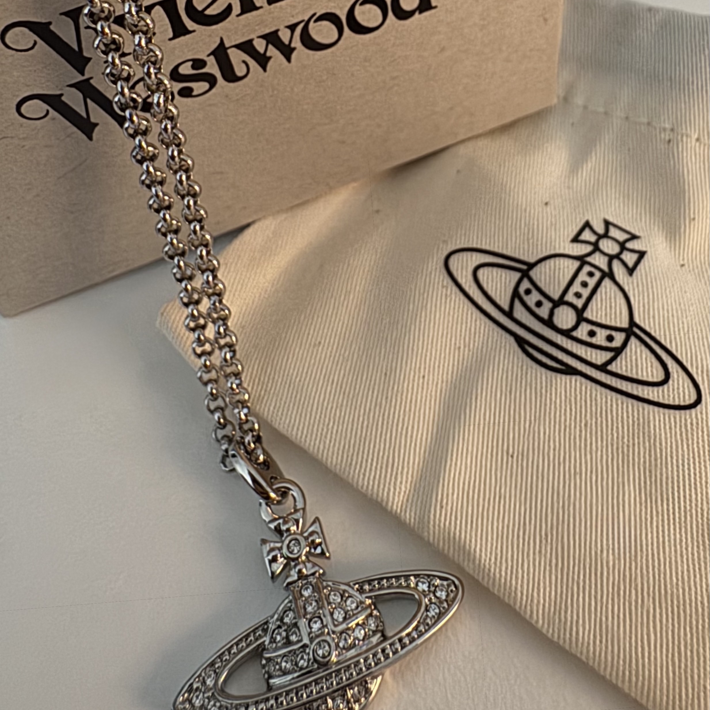 Vivienne Westwood Mini Bas Relief Pendant Silver 착용 스타일