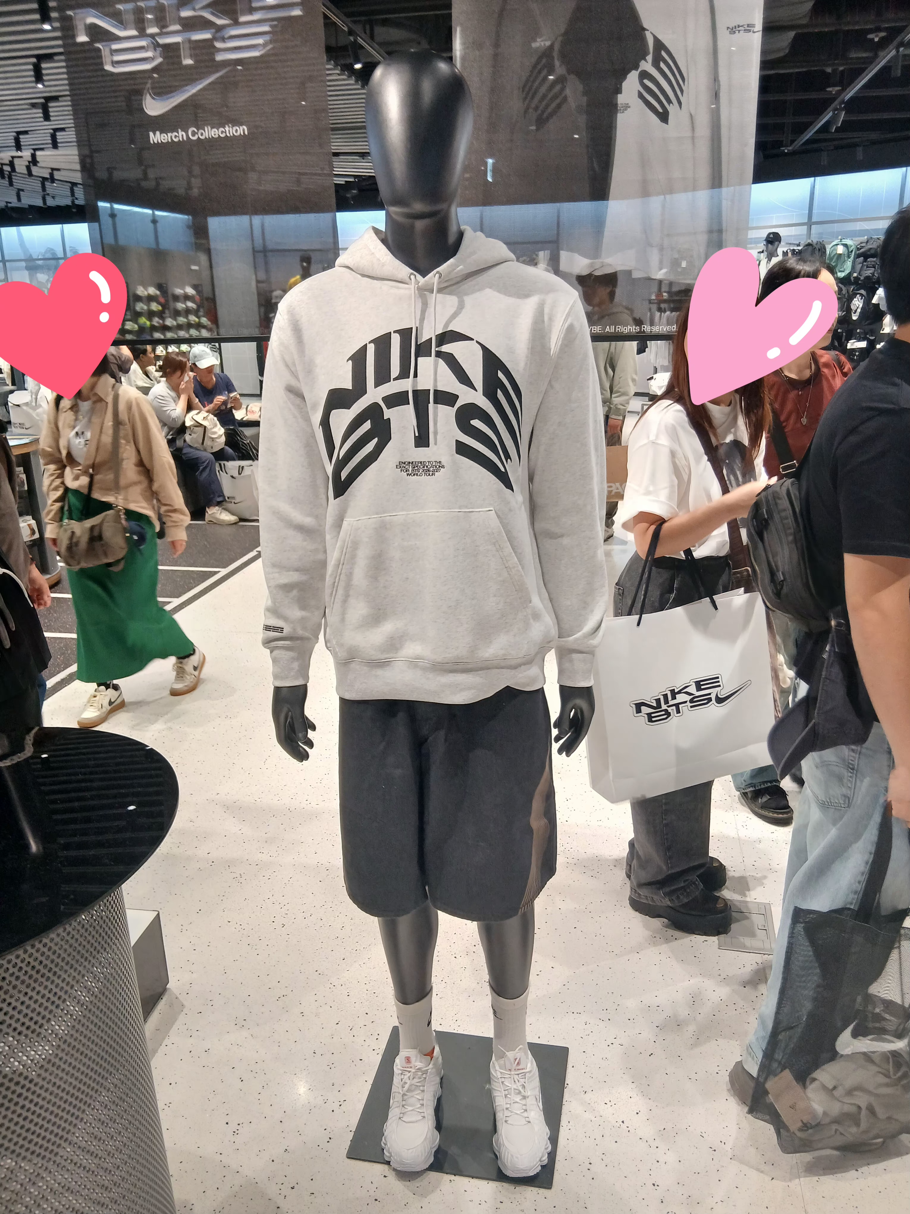 Nike x BTS Hoodie Grey (JA8525-051), (W) Nike x BTS T-Shirt Black (JF1696-010) 착용 스타일 - 3