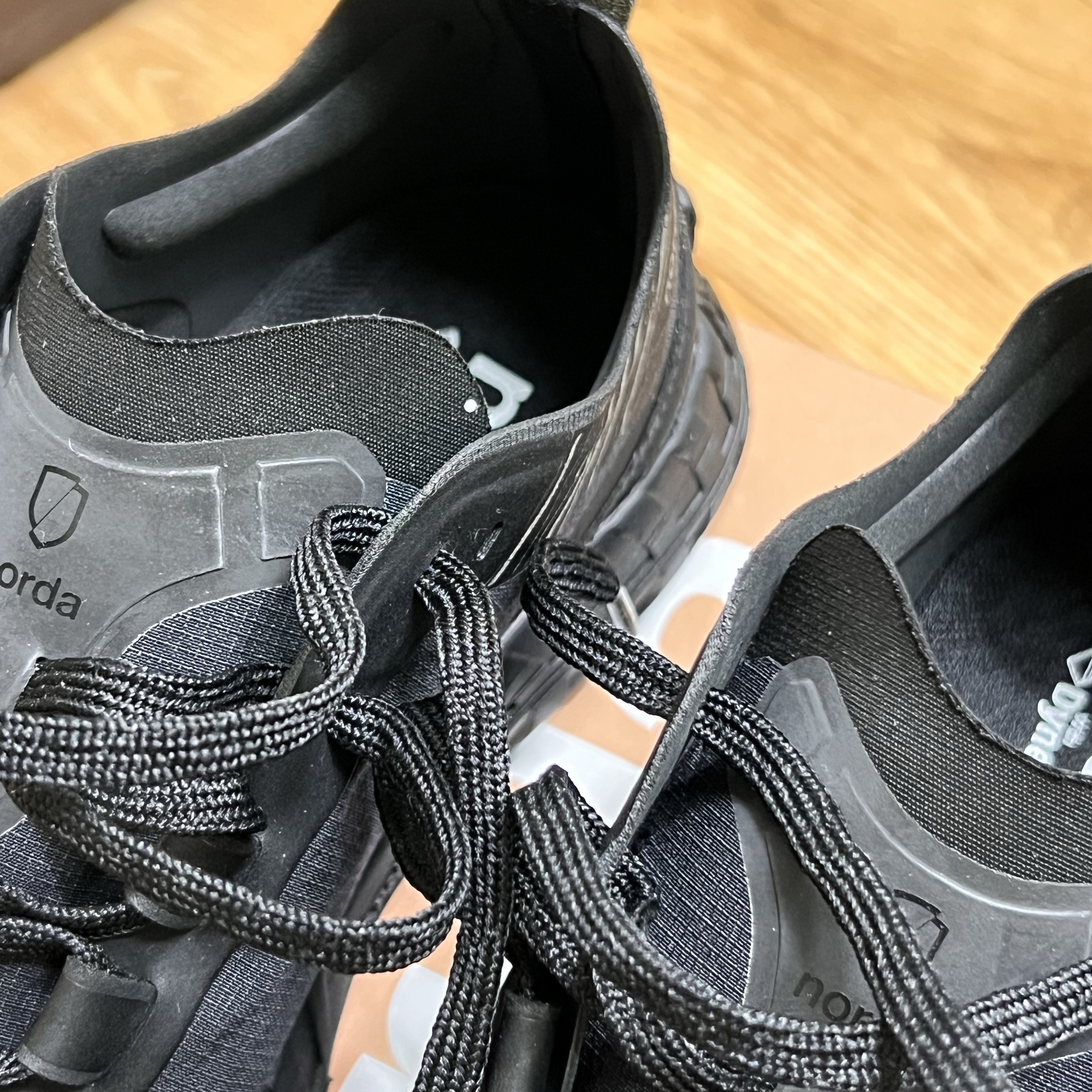 Norda 001/A G+ Stealth Black 착용 스타일 - 2