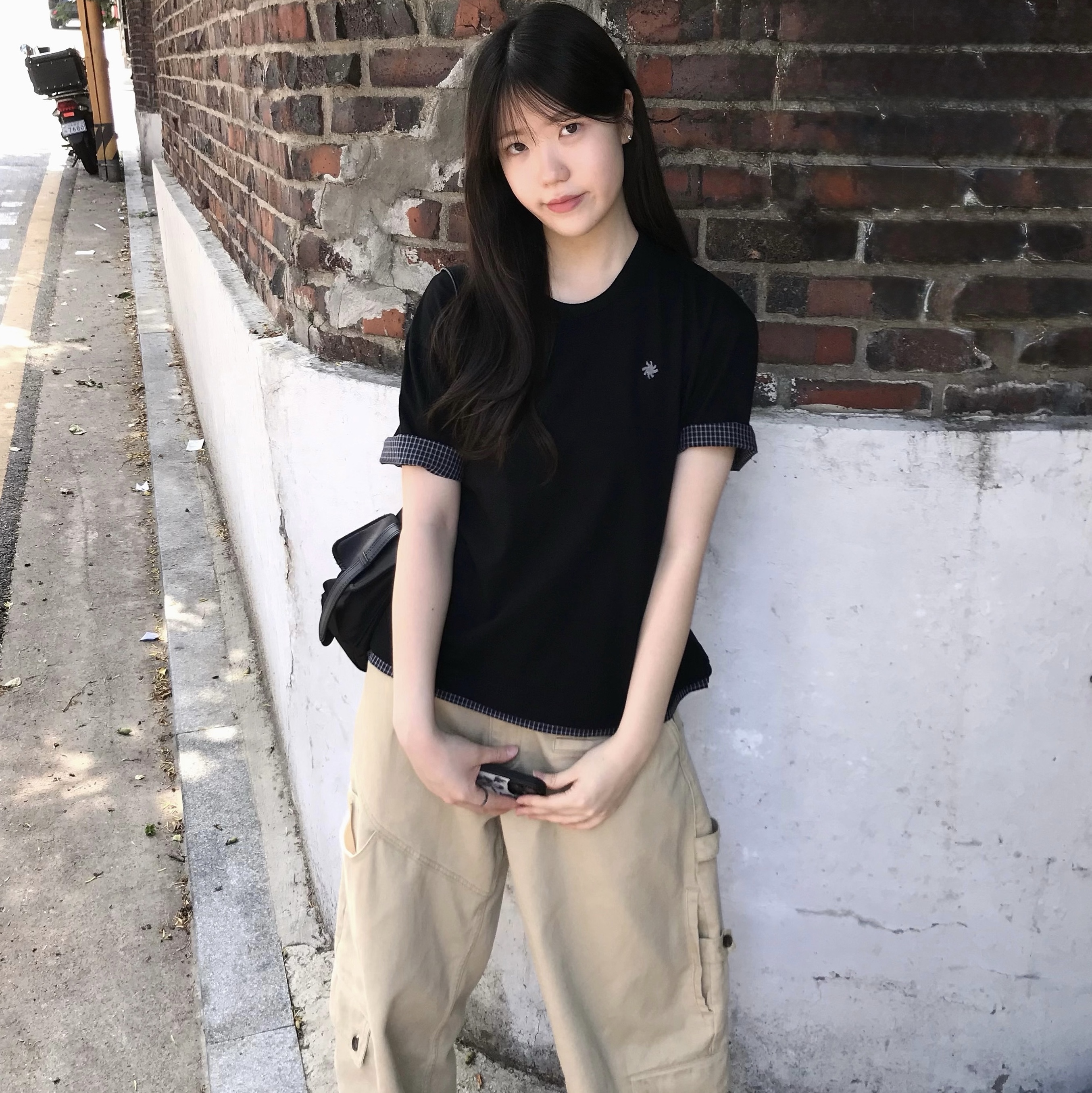 SLOW RECORD HOUSE Layered Check Roll-Up T-Shirt Black 착용 스타일 - 3