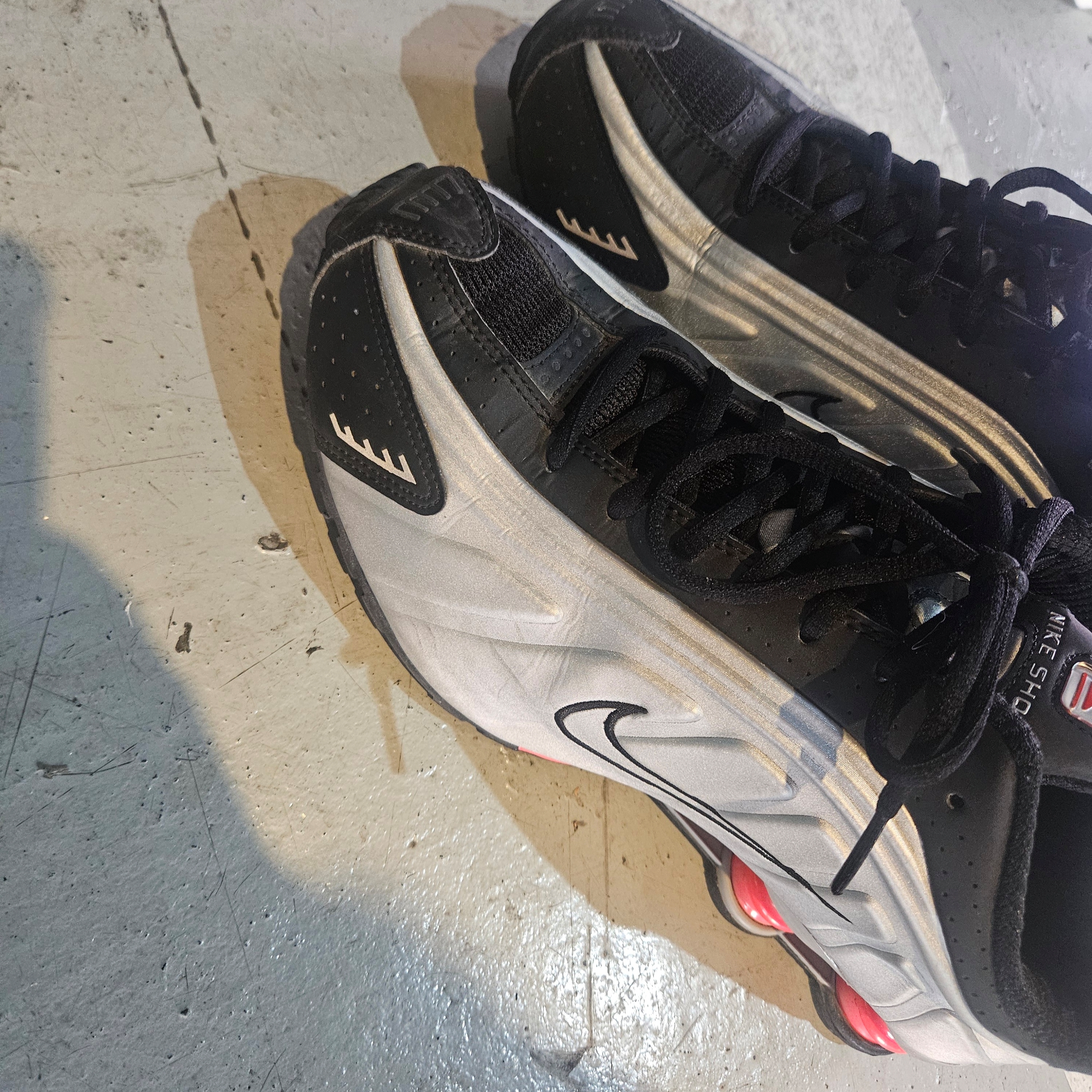 (W) Nike Shox R4 OG Black Light Crimson 착용 스타일