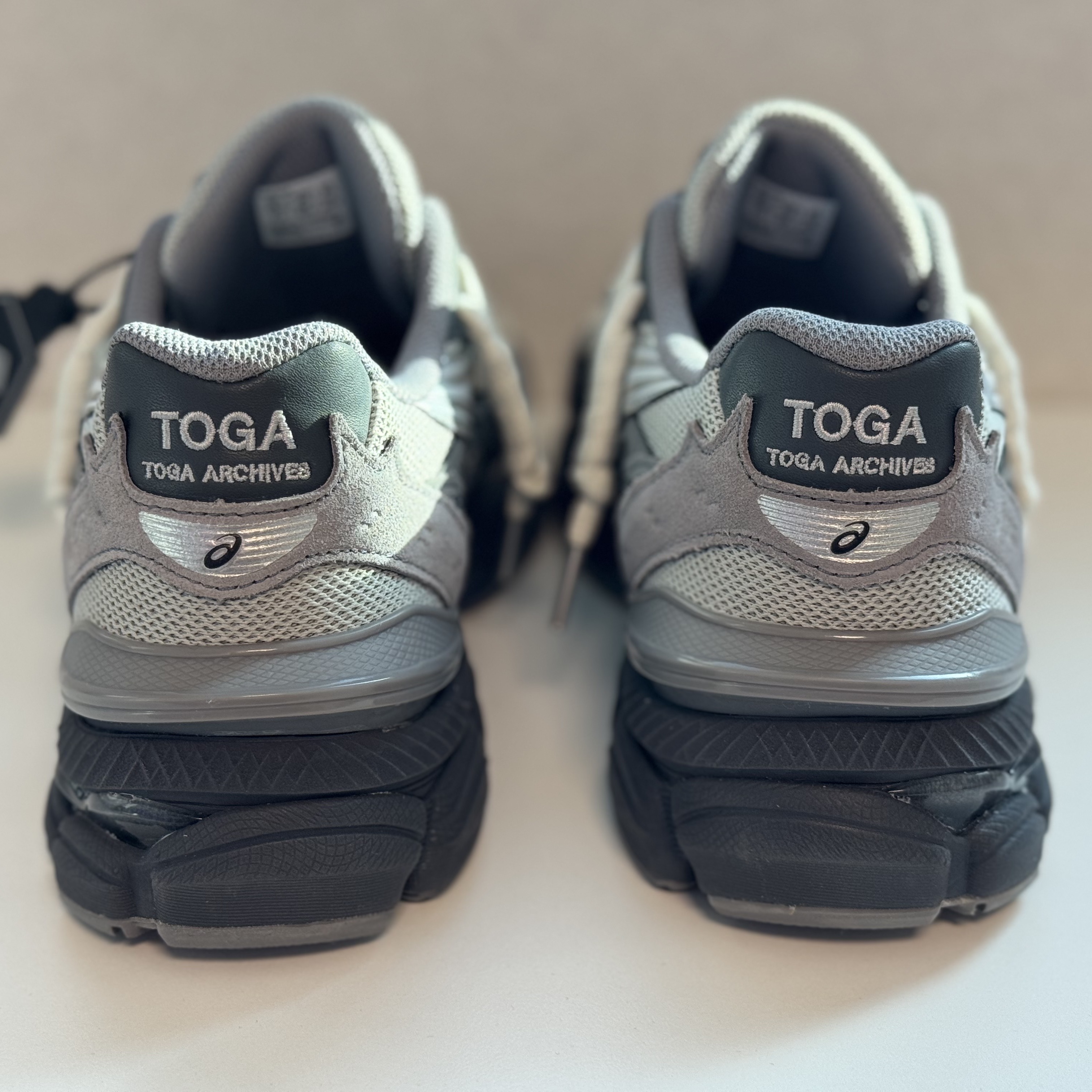 Asics x Toga Gel-Cumulus 16 TG Grey Black Pure Silver 착용 스타일 - 2