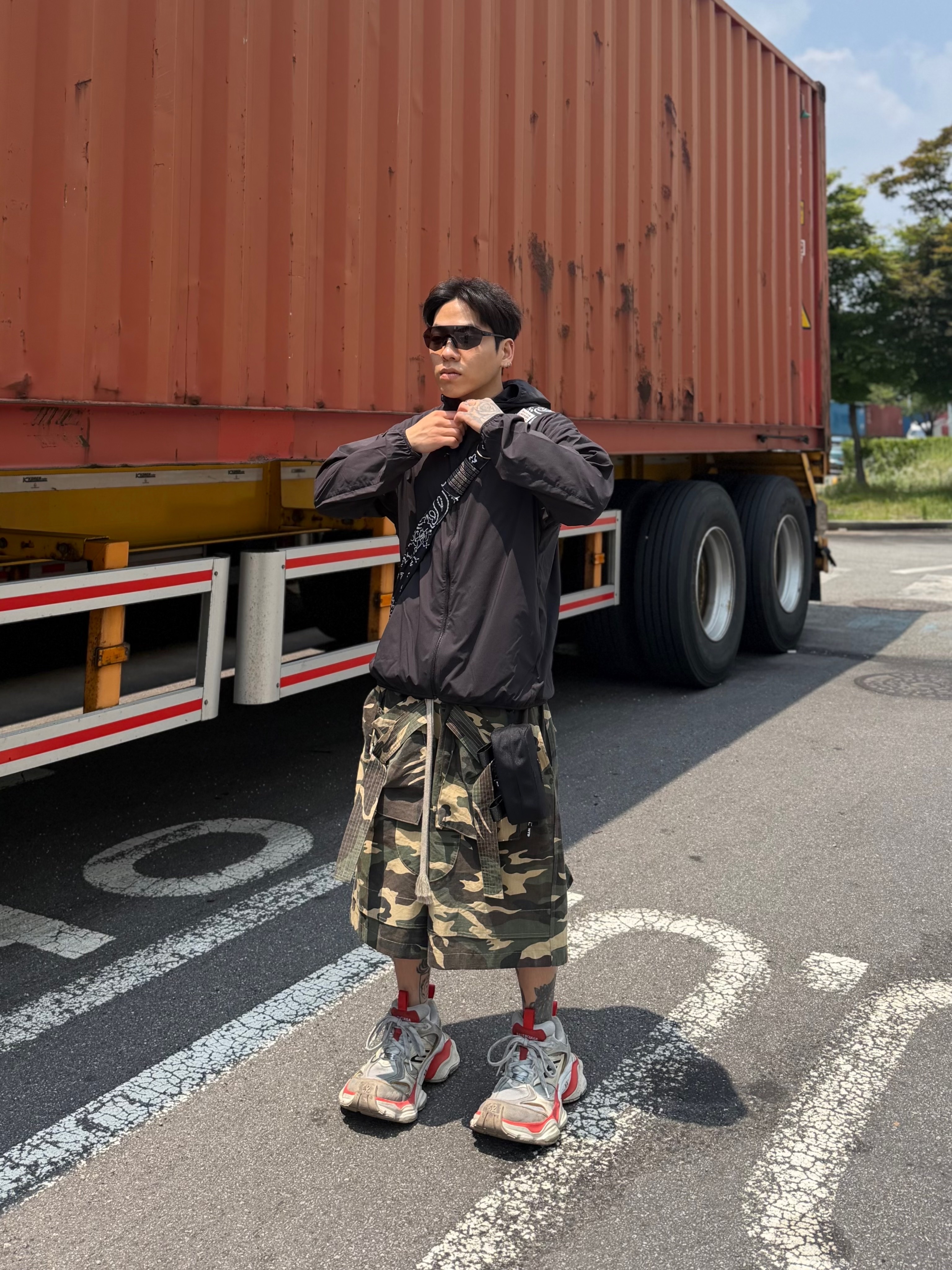 Balenciaga Cargo Sneakers Beige Grey Red, Wapworks Field Safety Bermuda Camo 착용 스타일 - 4