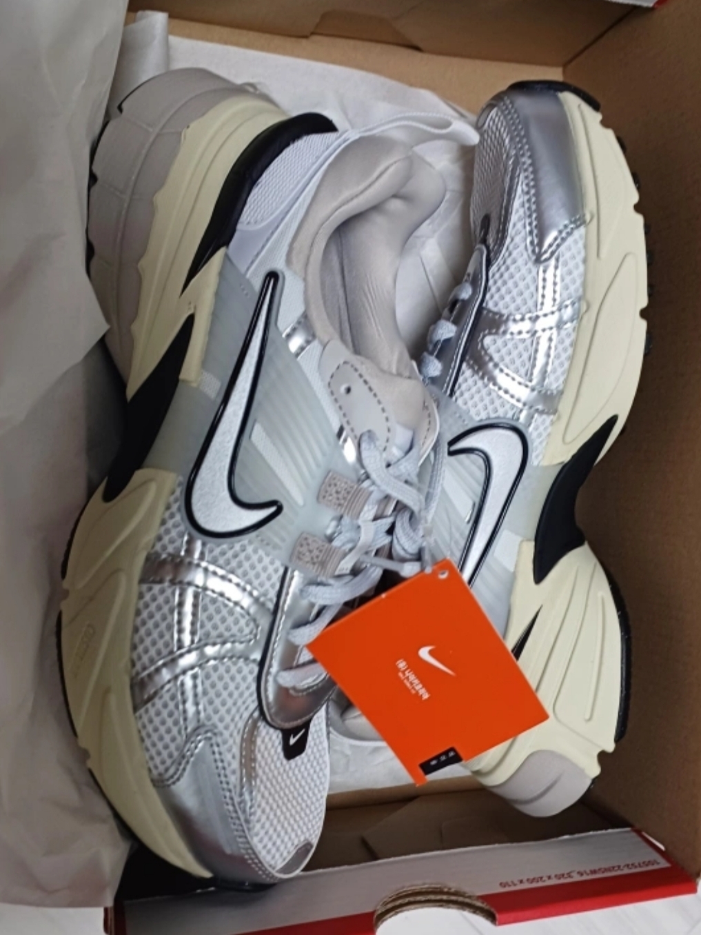 Nike V2K Run Summit White Metallic Silver 착용 스타일