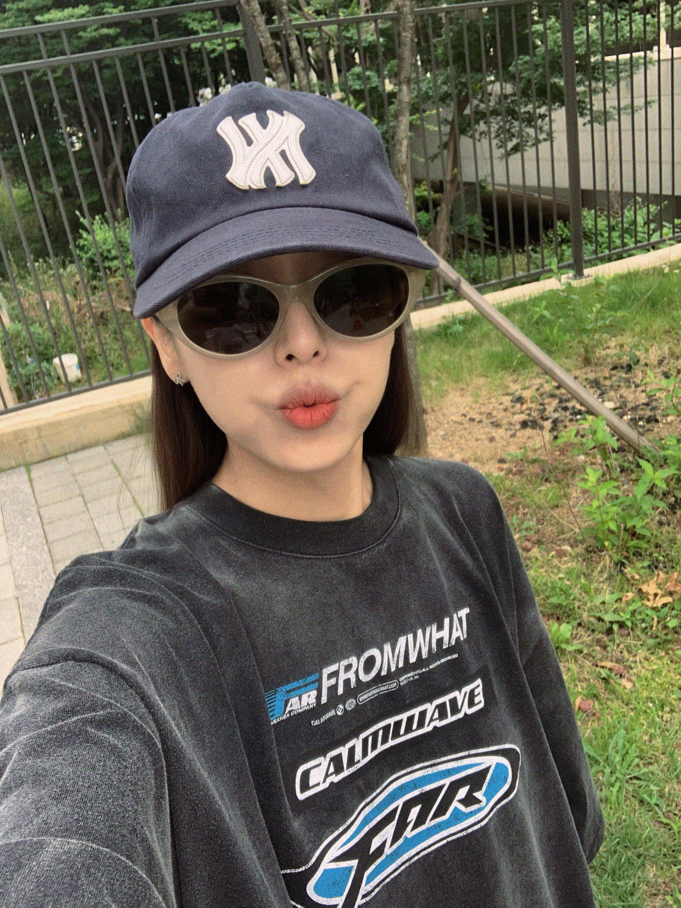Farfromwhat Far Washed Logo T-Shirts Black, Farfromwhat Far Patch Logo Cap Navy 착용 스타일 - 1