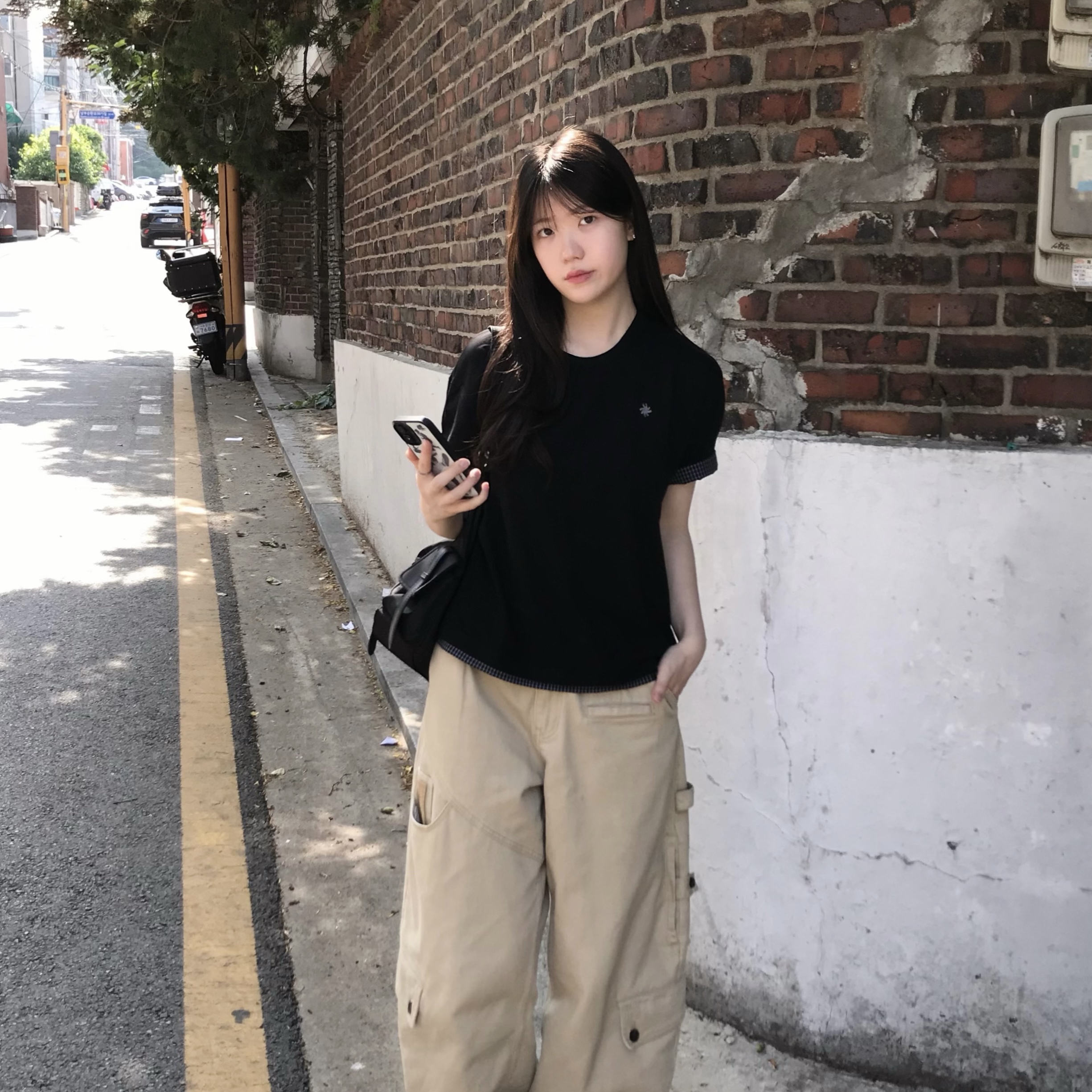 SLOW RECORD HOUSE Layered Check Roll-Up T-Shirt Black 착용 스타일 - 1