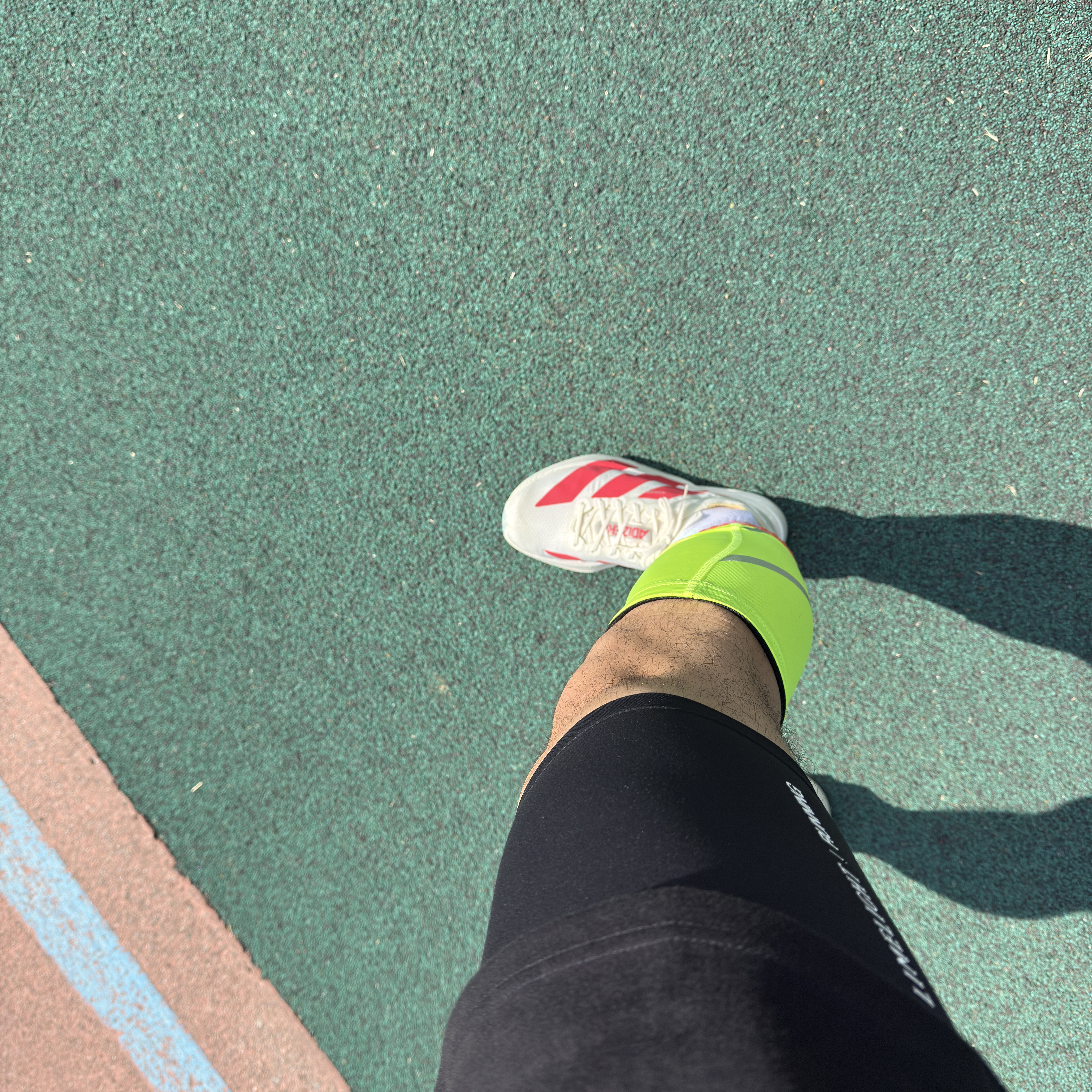 Adidas Adizero Adios Pro 4 Off White Semi Lucid Red, [10% 적립] Garmin Forerunner 265 Music GPS Black (WiFi) 착용 스타일 - 3