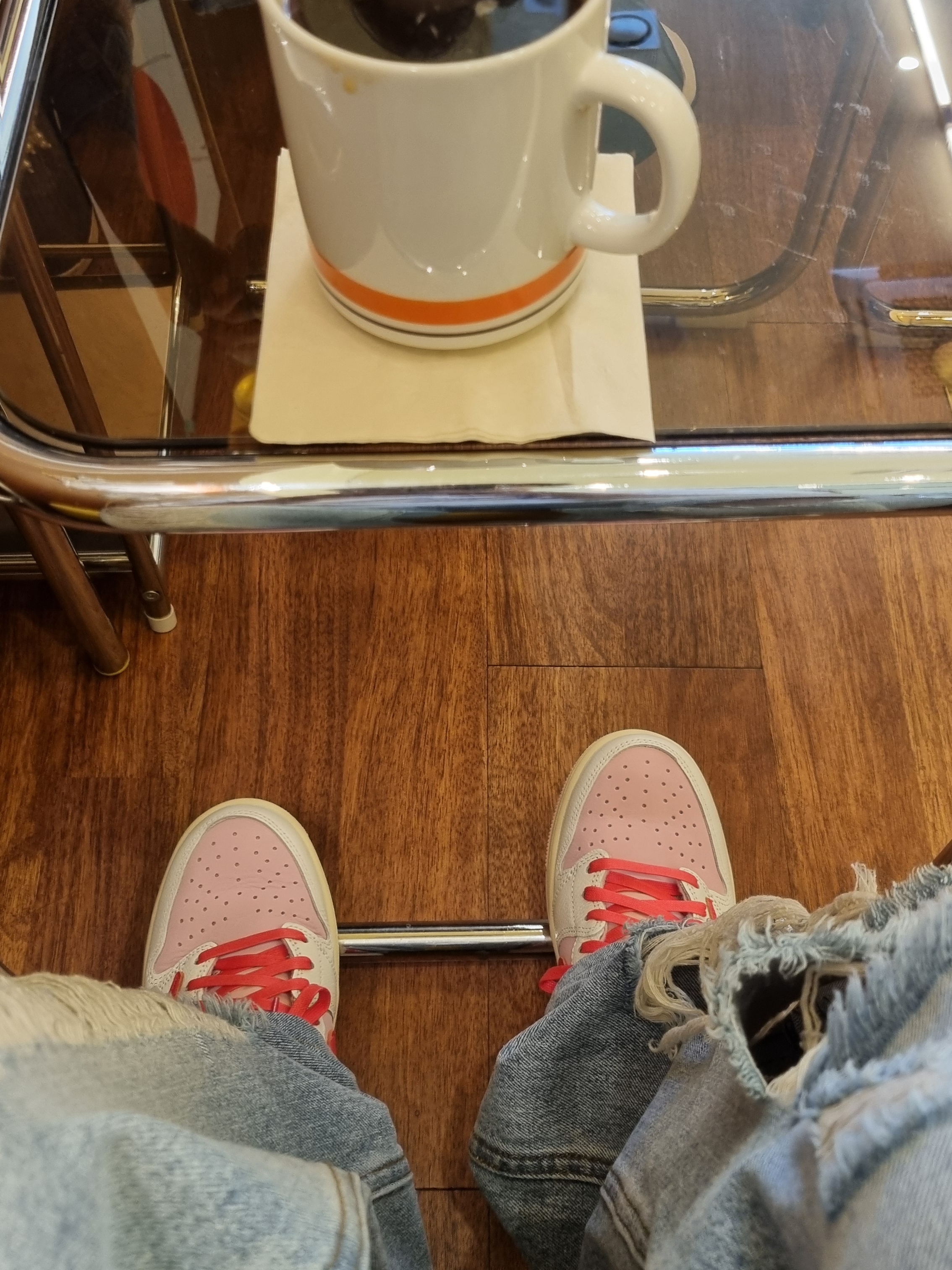 Nike Mind 001 Flyknit Hyper Royal, Jordan 1 x Travis Scott Retro Low OG SP Sail Tropical Pink 착용 스타일 - 2