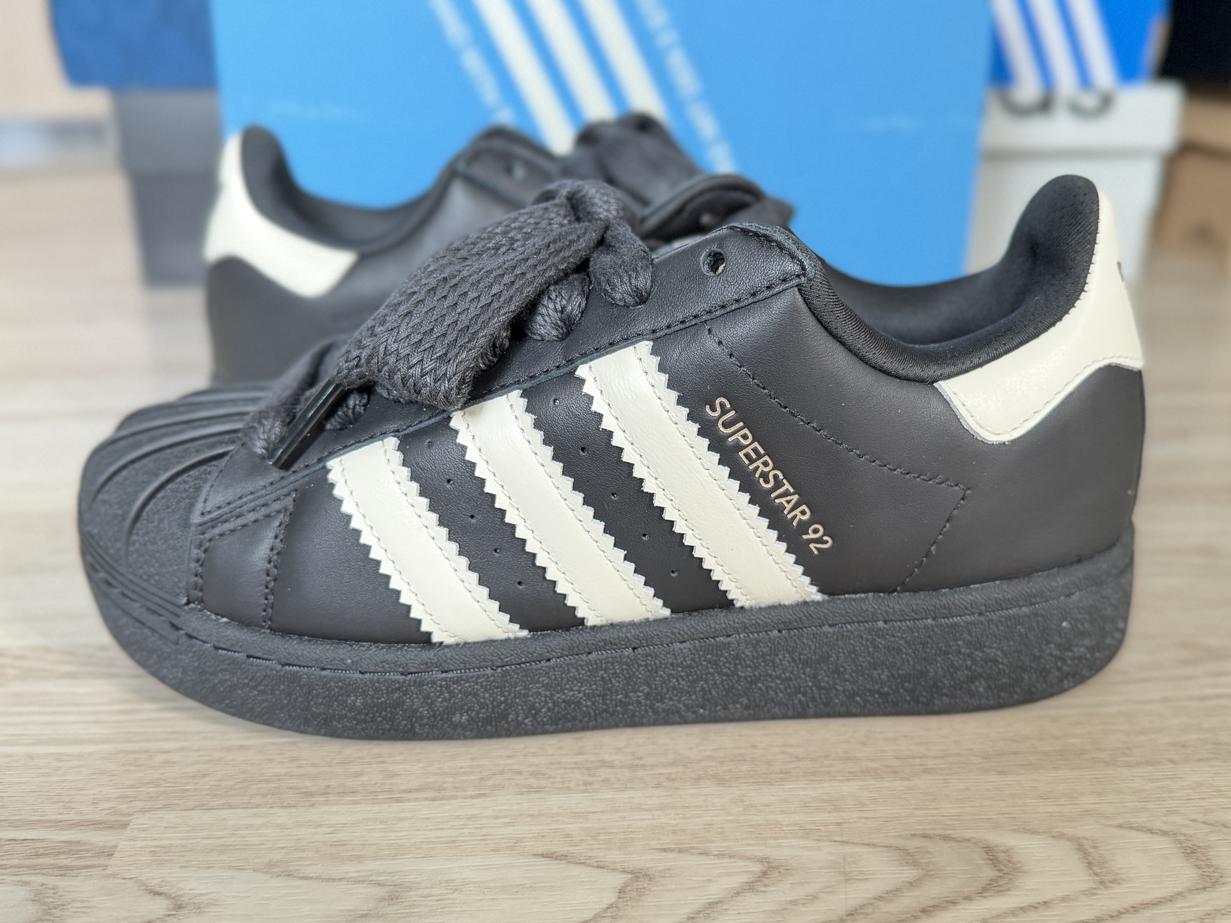 Adidas x Pharrell Williams Virginia Superstar 92 Core Black Sky Rush 착용 스타일 - 1
