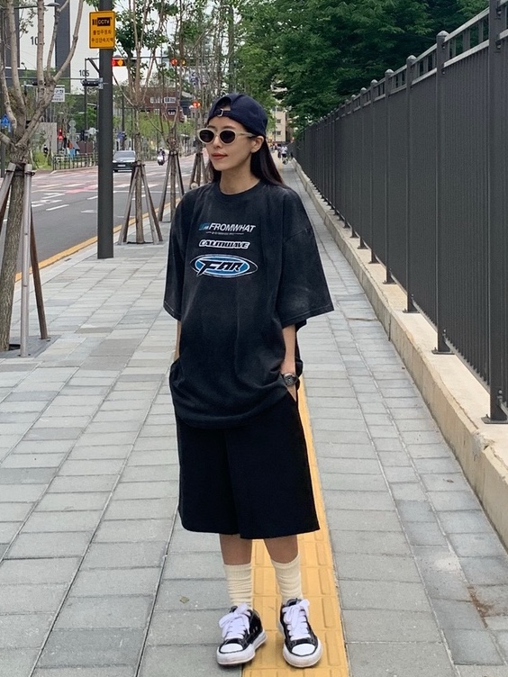 Farfromwhat Far Washed Logo T-Shirts Black, Farfromwhat Far Patch Logo Cap Navy 착용 스타일 - 3