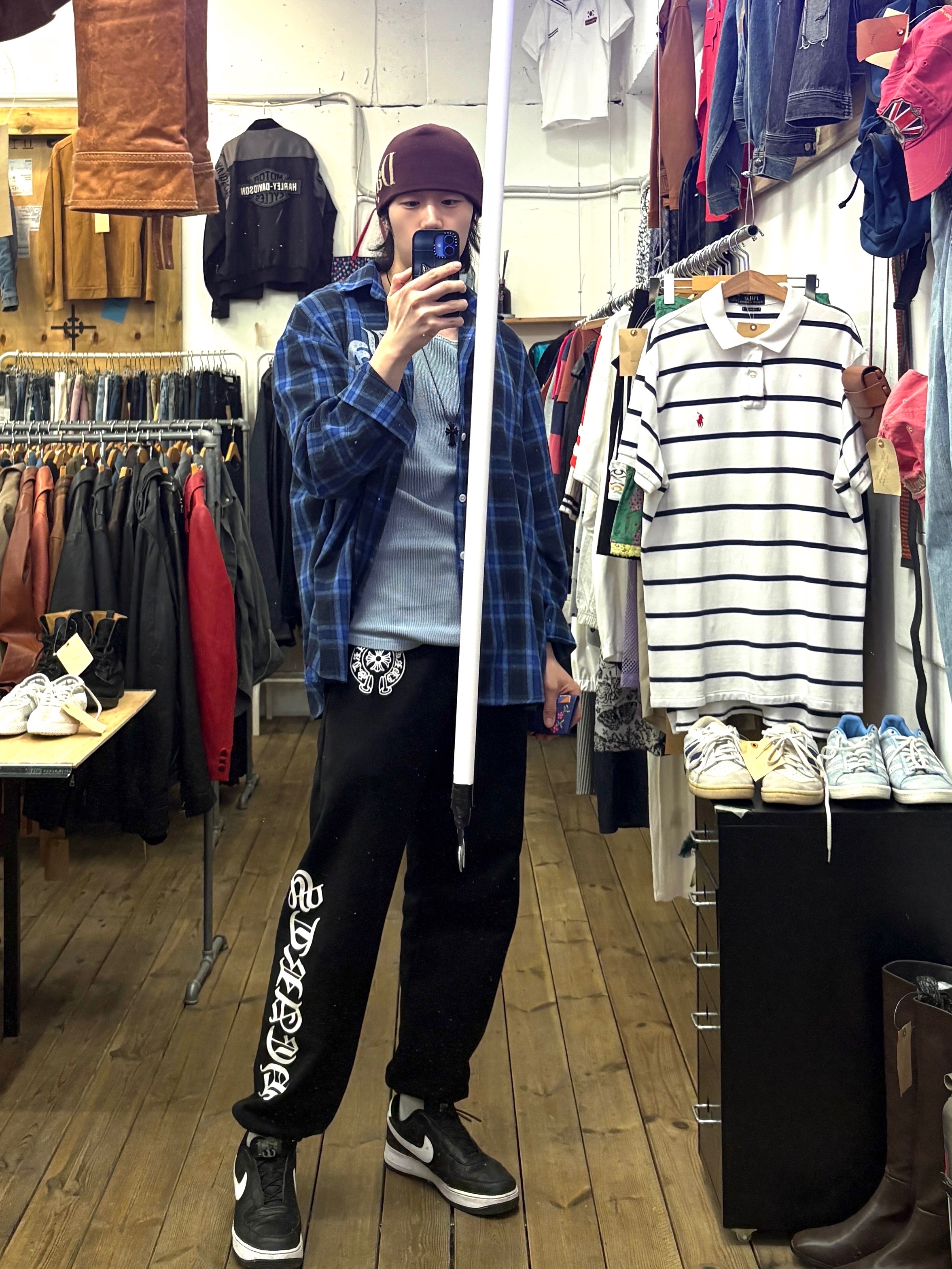 Chrome Hearts Silichrome CH Cross Pendant Black 2022/2023/2025, Chrome Hearts Pattern Cross Horseshoe Script Logo Pants Black 착용 스타일 - 3