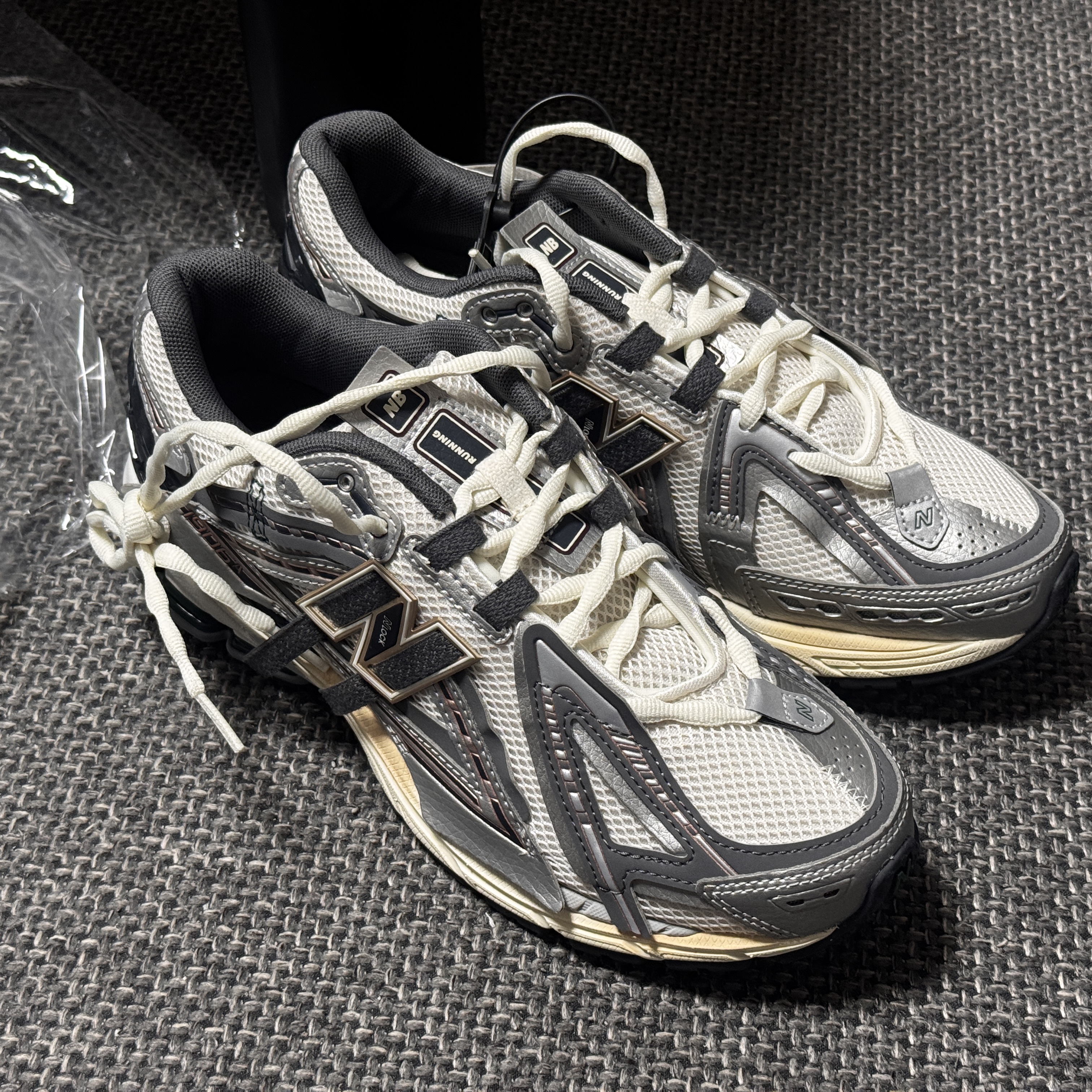 New Balance 1906A Silver Metallic Castlerock 착용 스타일