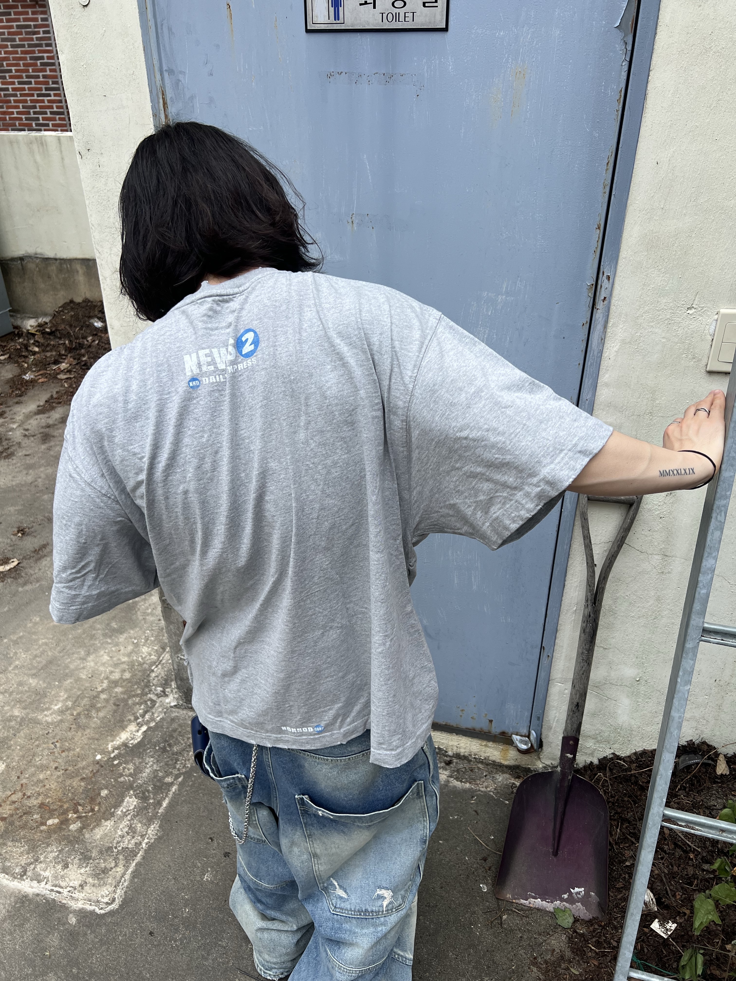 Nonnod Puckering News T-shirt Vintage grey, Hono Report Leaf Bracelet 착용 스타일 - 2