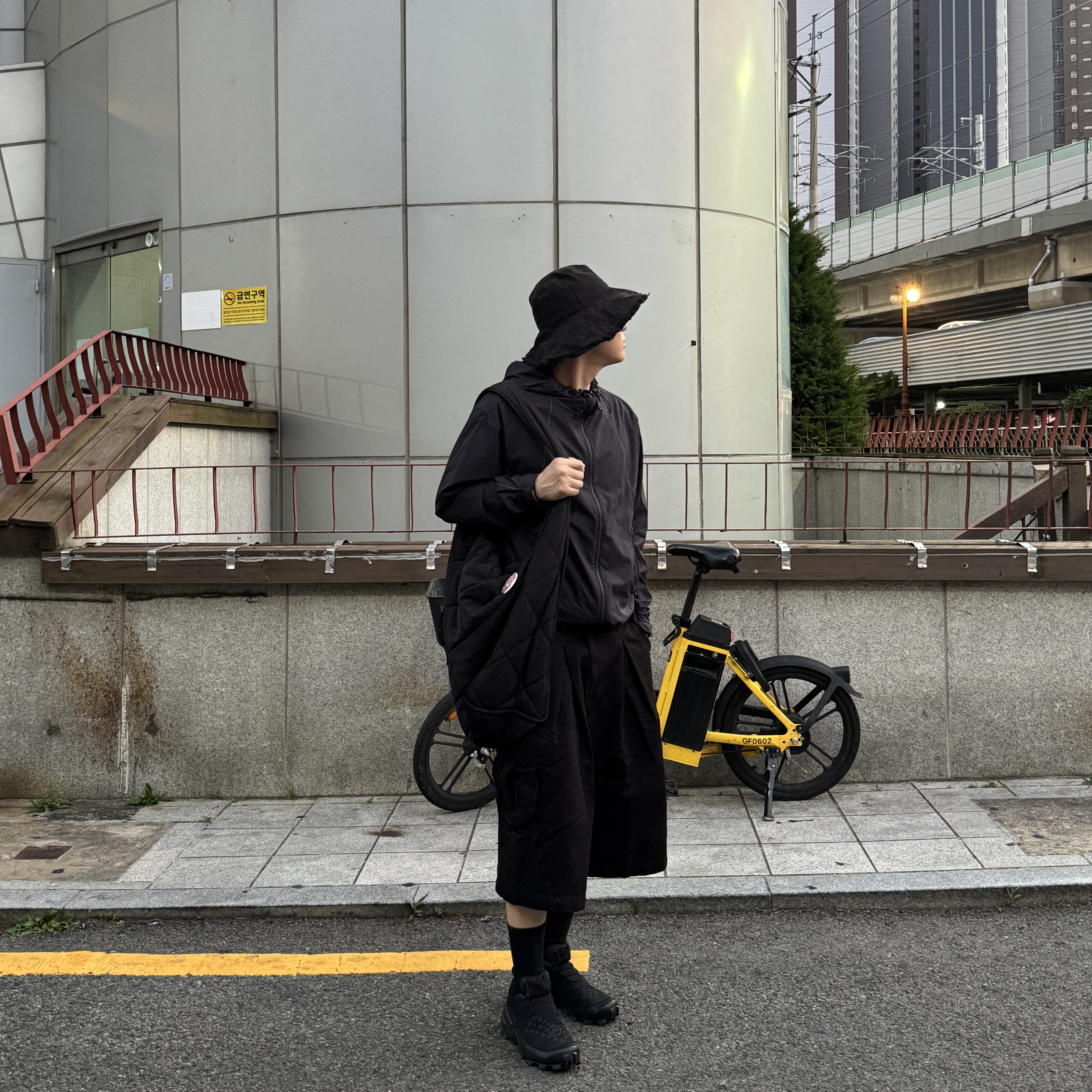 Sansan Gear Capri Pants Black_26SS, Salomon x MM6 Maison Margiela Cross Dust Black Asphalt 착용 스타일 - 3