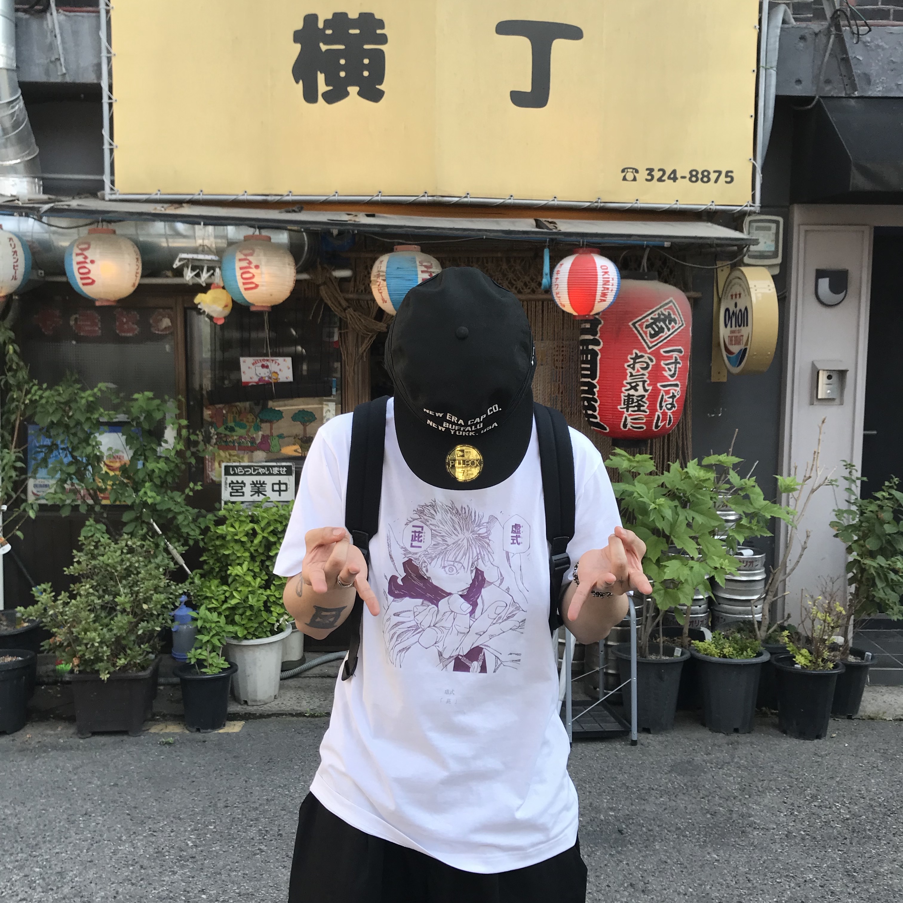 Uniqlo UT Shueisha 100th Anniversary Jujutsu Kaisen T-Shirt White 착용 스타일 - 2