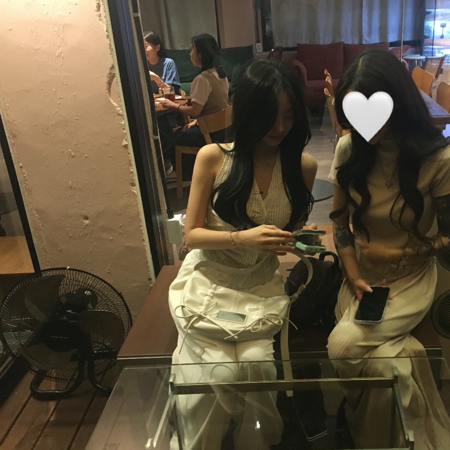 Matin Kim Half Shirring Ribbon Round Bag Ivory 착용 스타일