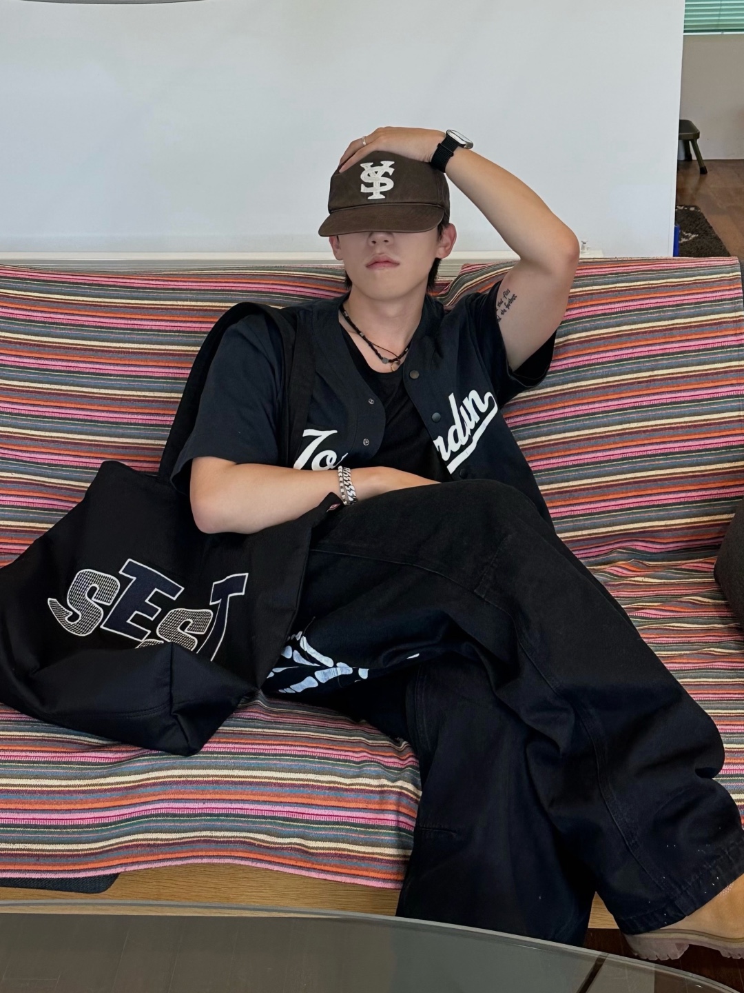 [예약 배송] Sunday Ceremony Old English Applique Logo Cap - Navy, Sunday Ceremony Old English Applique Logo Cap - Light Brown 착용 스타일 - 2