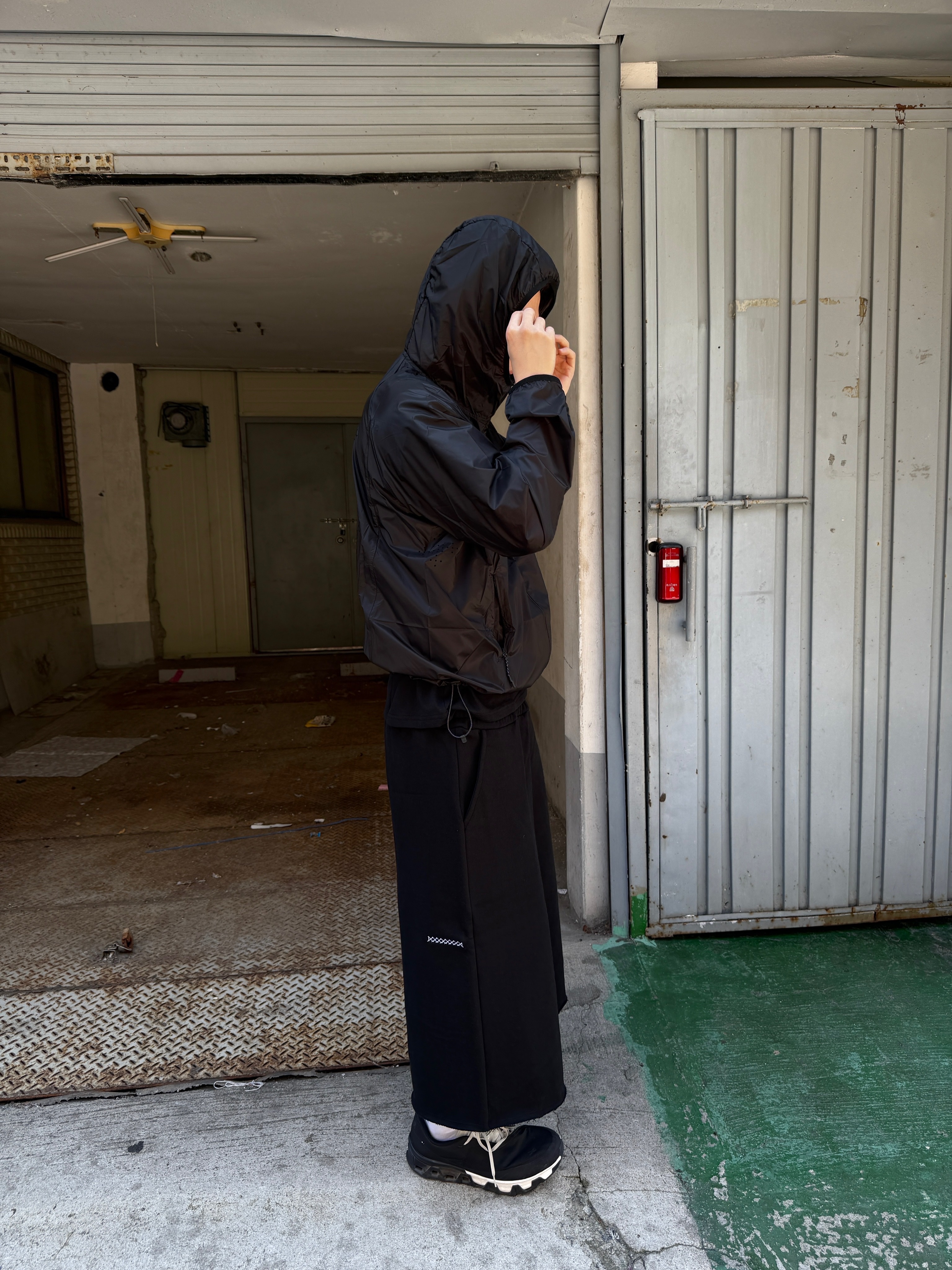 Junne P20 Sweat Bermuda Pants Black, On Running x Post Archive Faction (Paf) Cloudmonster Hyper Black 착용 스타일 - 6