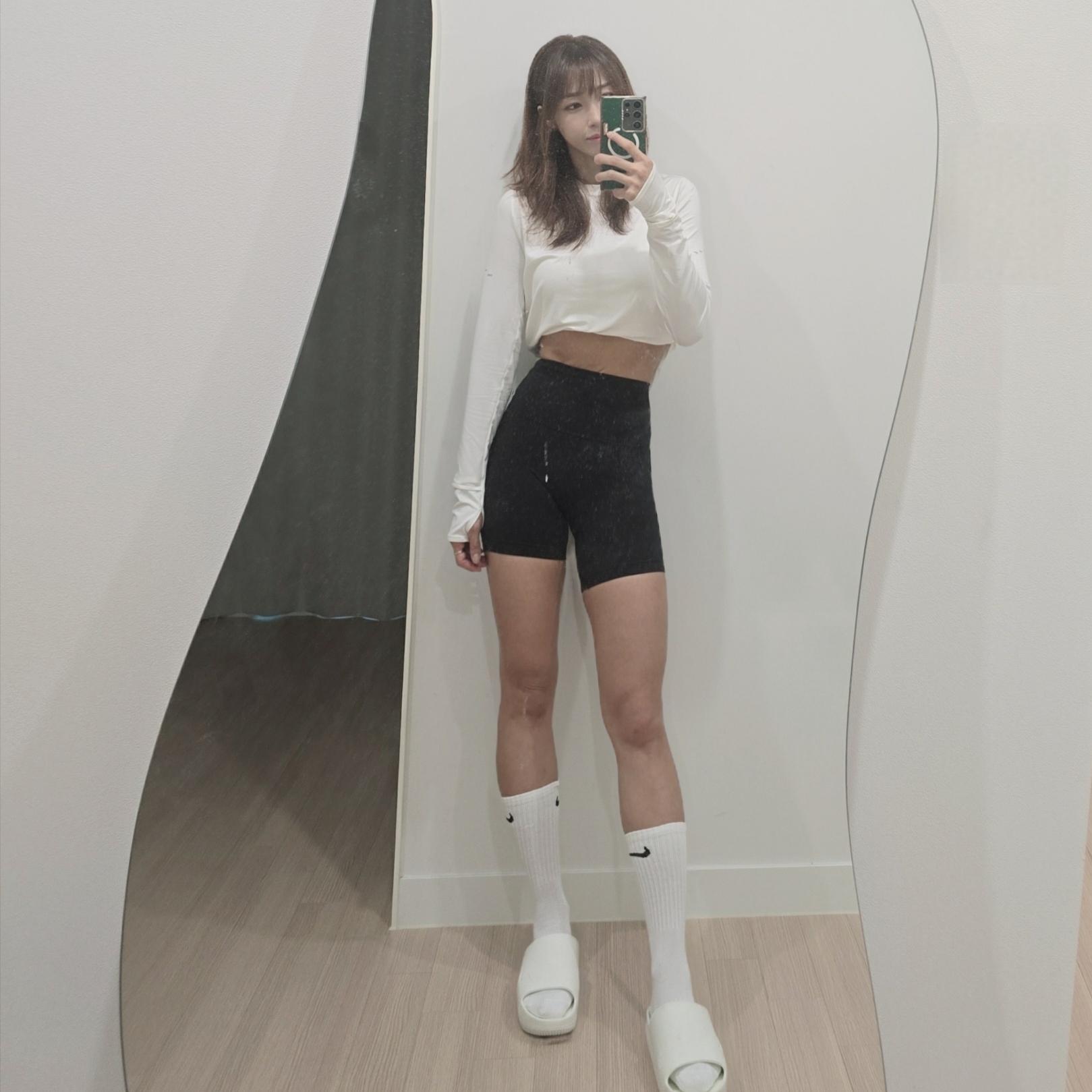 (W) Nike Swift Dri-Fit Long Sleeve Crewneck Running Top Sail - Asia, (W) Lululemon Align Super High-Rise 6 Inch Shorts Black - Asia 착용 스타일 - 1