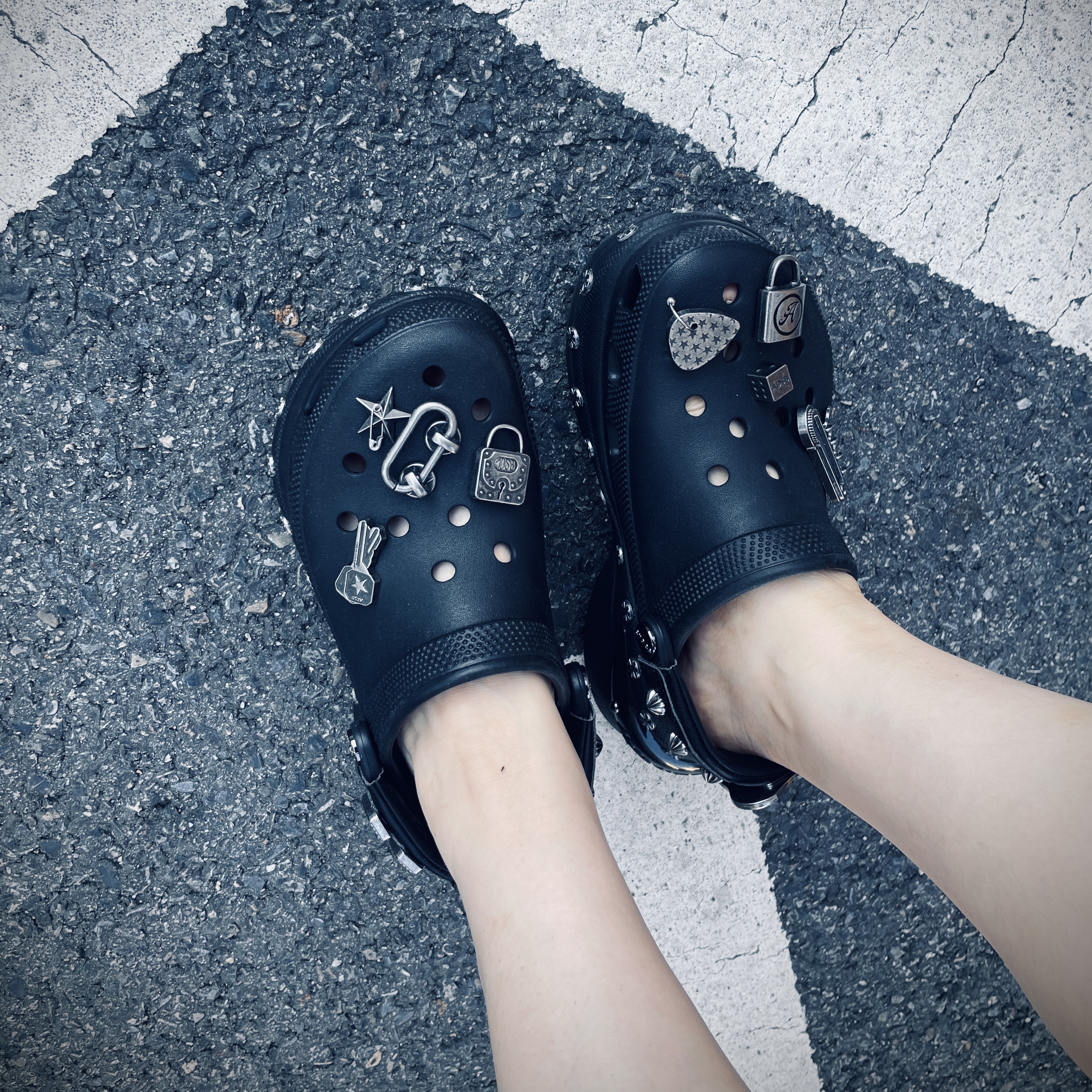 (W) Crocs x Andersson Bell Bae Clog Black 착용 스타일