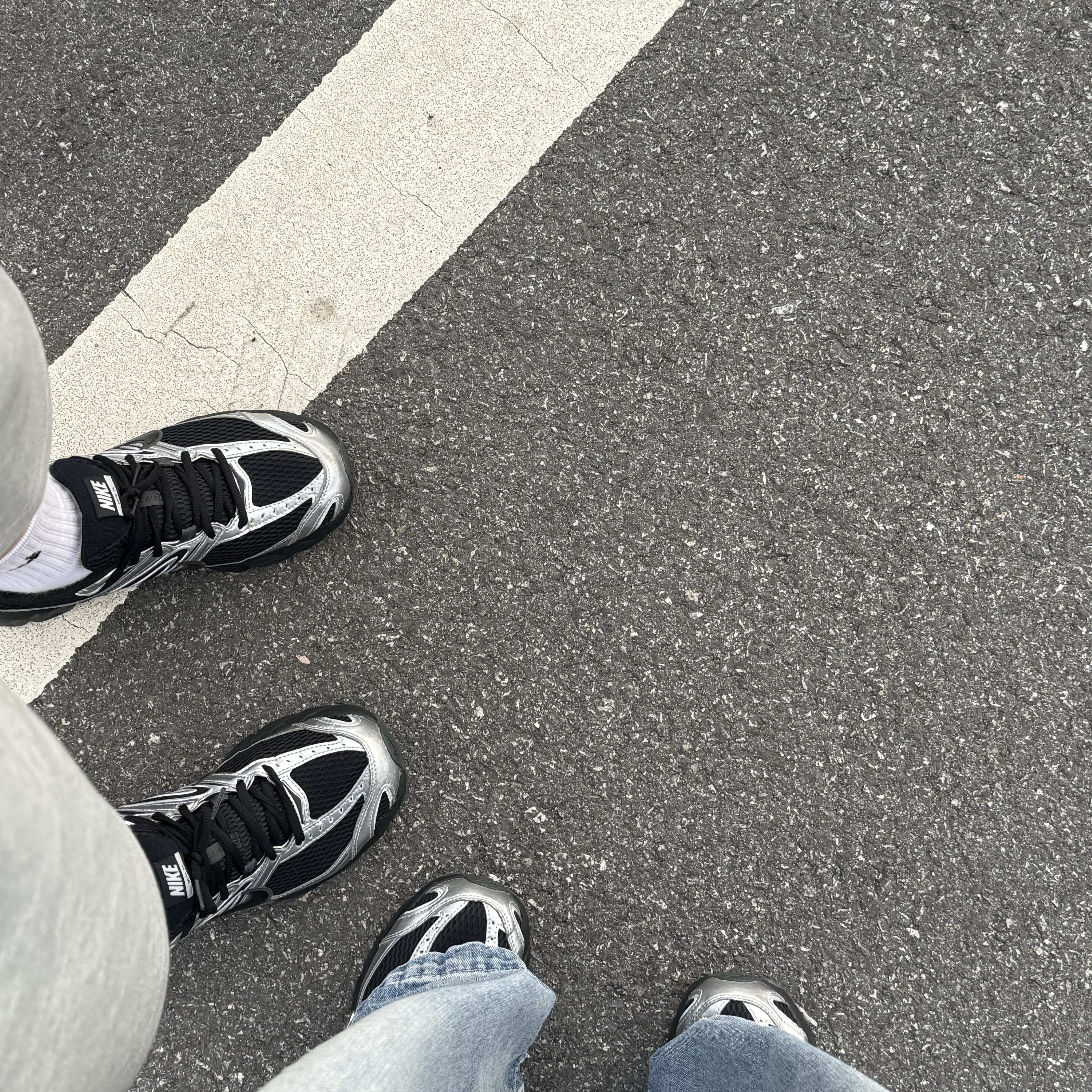 (W) Nike Air Max Moto 2K Black Metallic Silver 착용 스타일