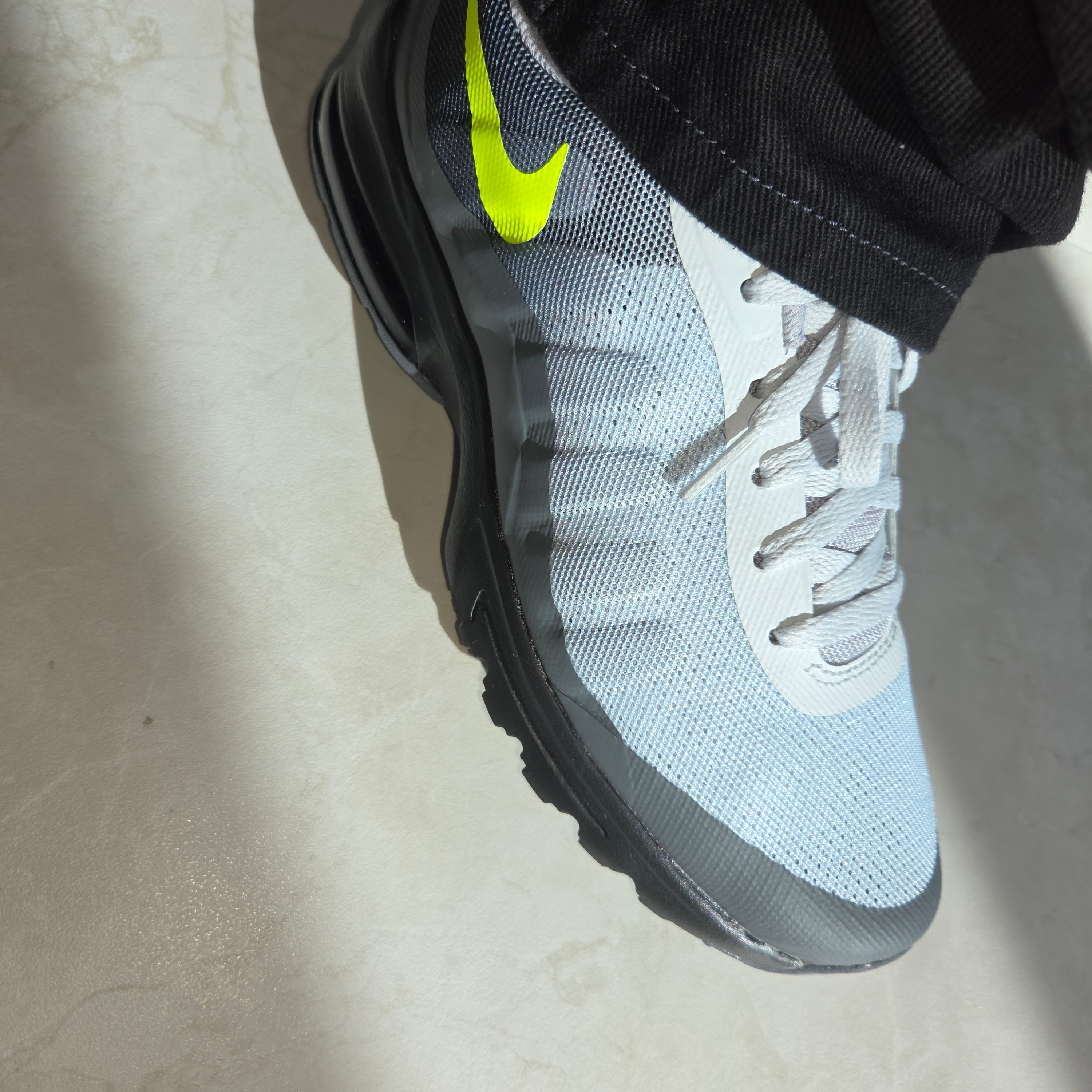 Nike Air Max Invigor Neon Dark Grey Volt 착용 스타일 - 2