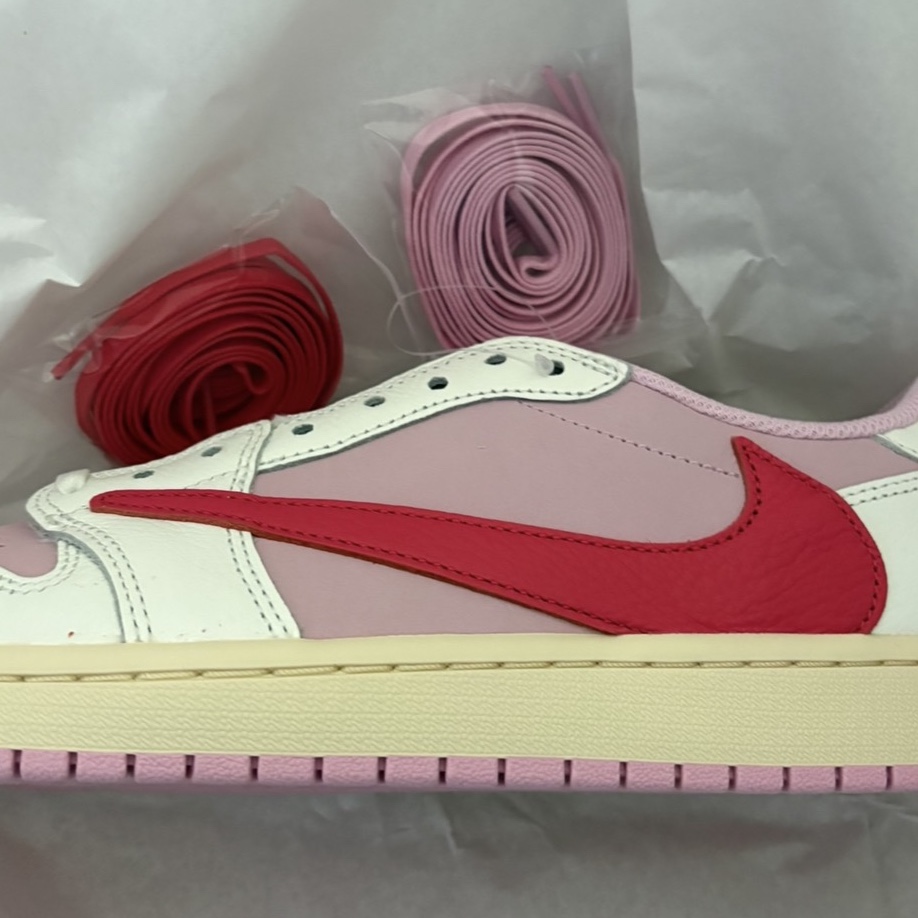 Jordan 1 x Travis Scott Retro Low OG SP Sail Tropical Pink 착용 스타일
