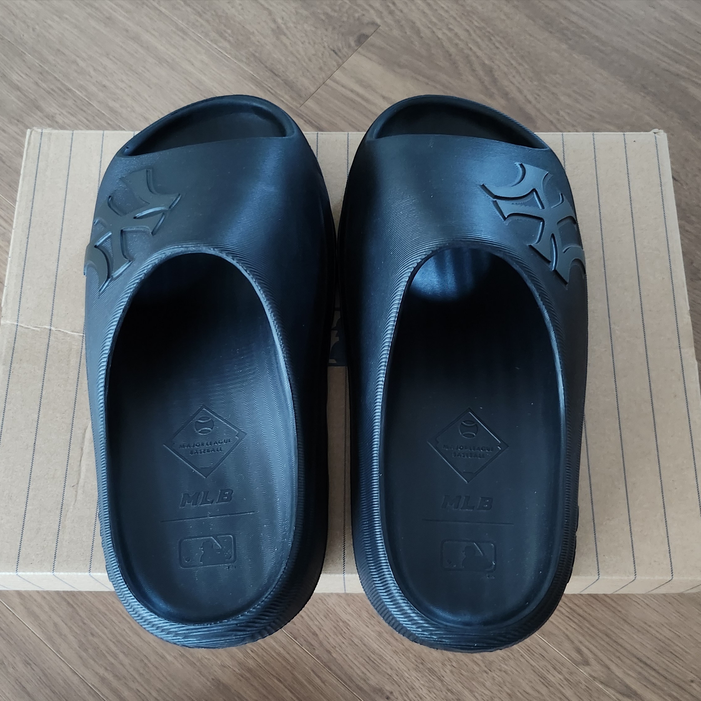MLB Skipper Slide New York Yankees Black 착용 스타일 - 4