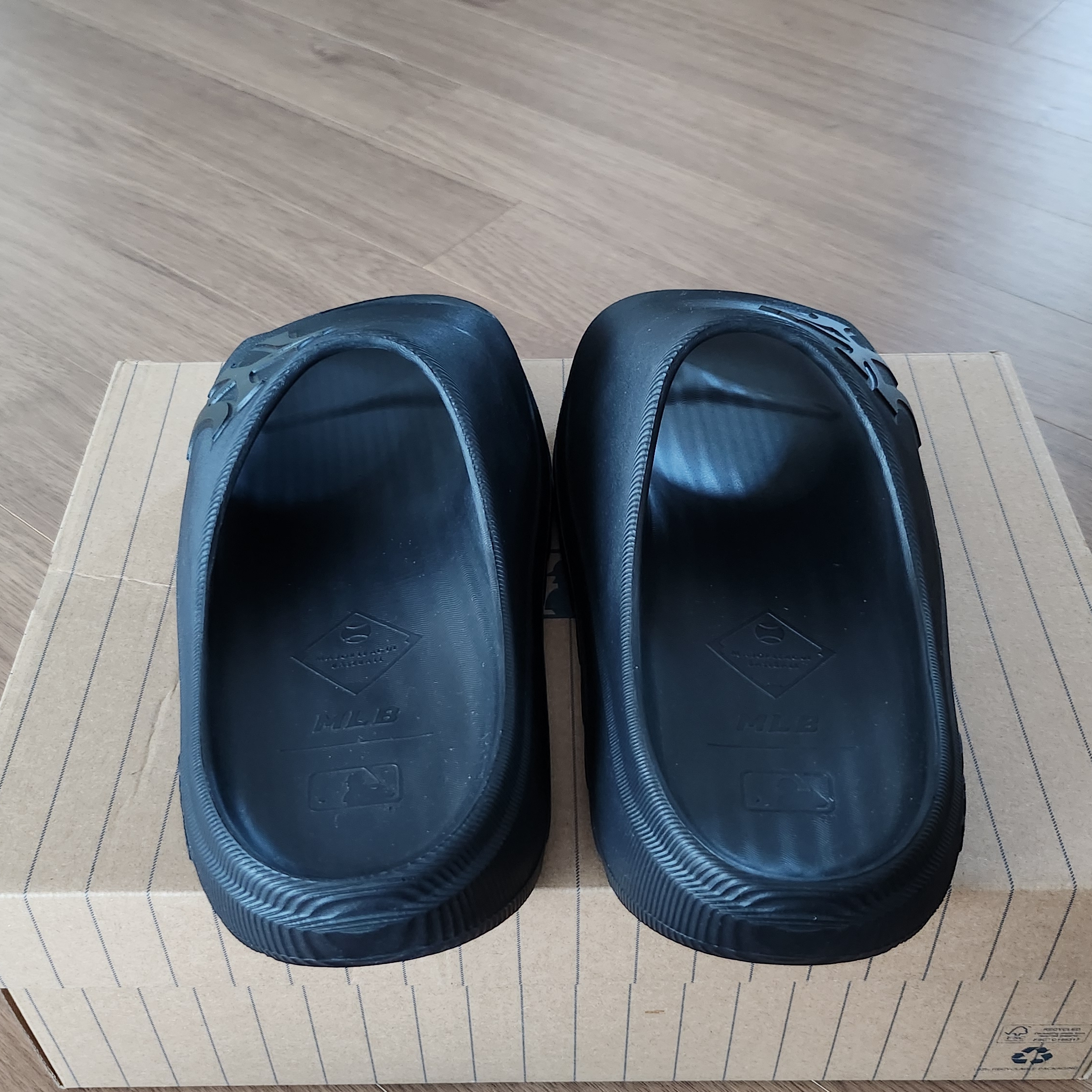 MLB Skipper Slide New York Yankees Black 착용 스타일 - 5