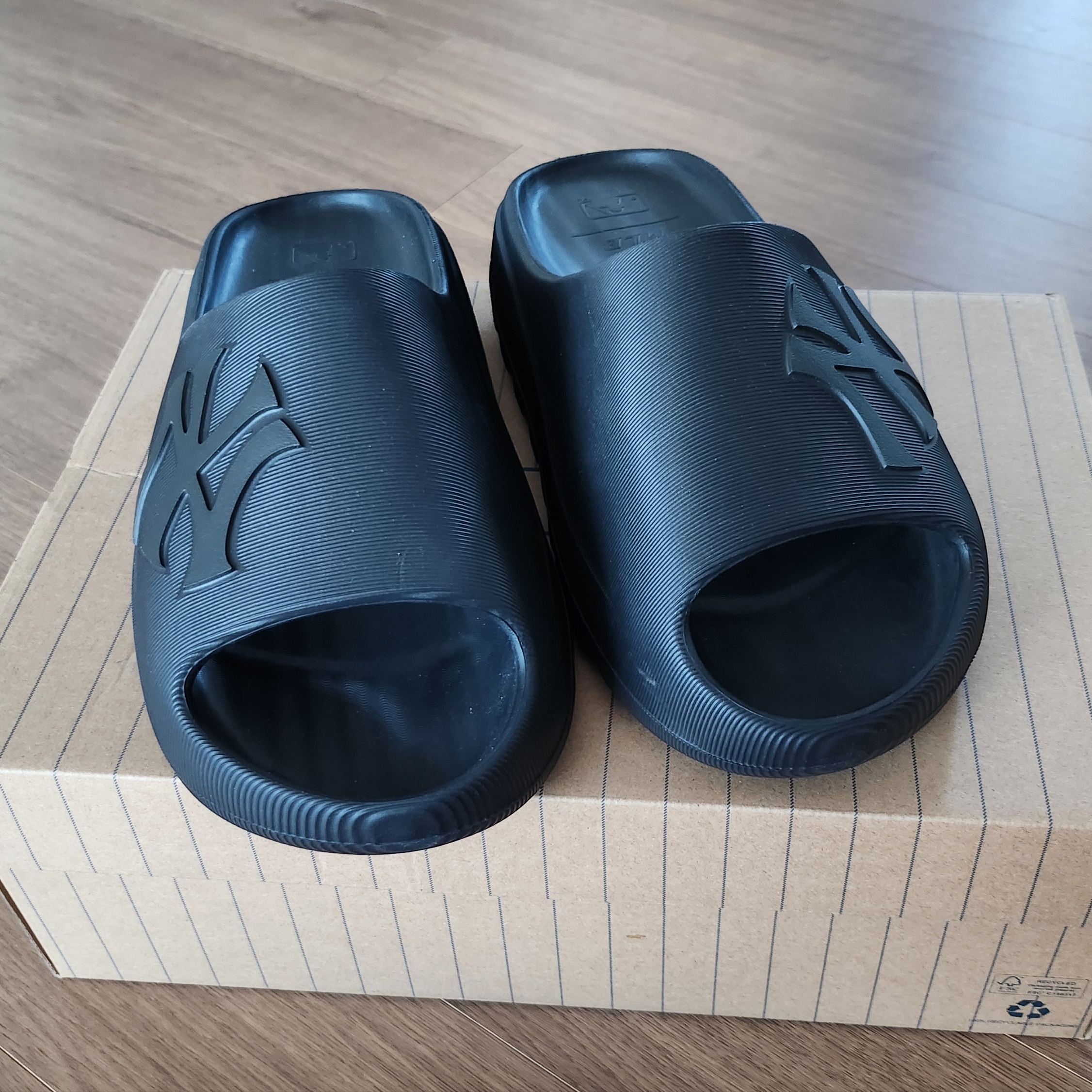 MLB Skipper Slide New York Yankees Black 착용 스타일 - 3