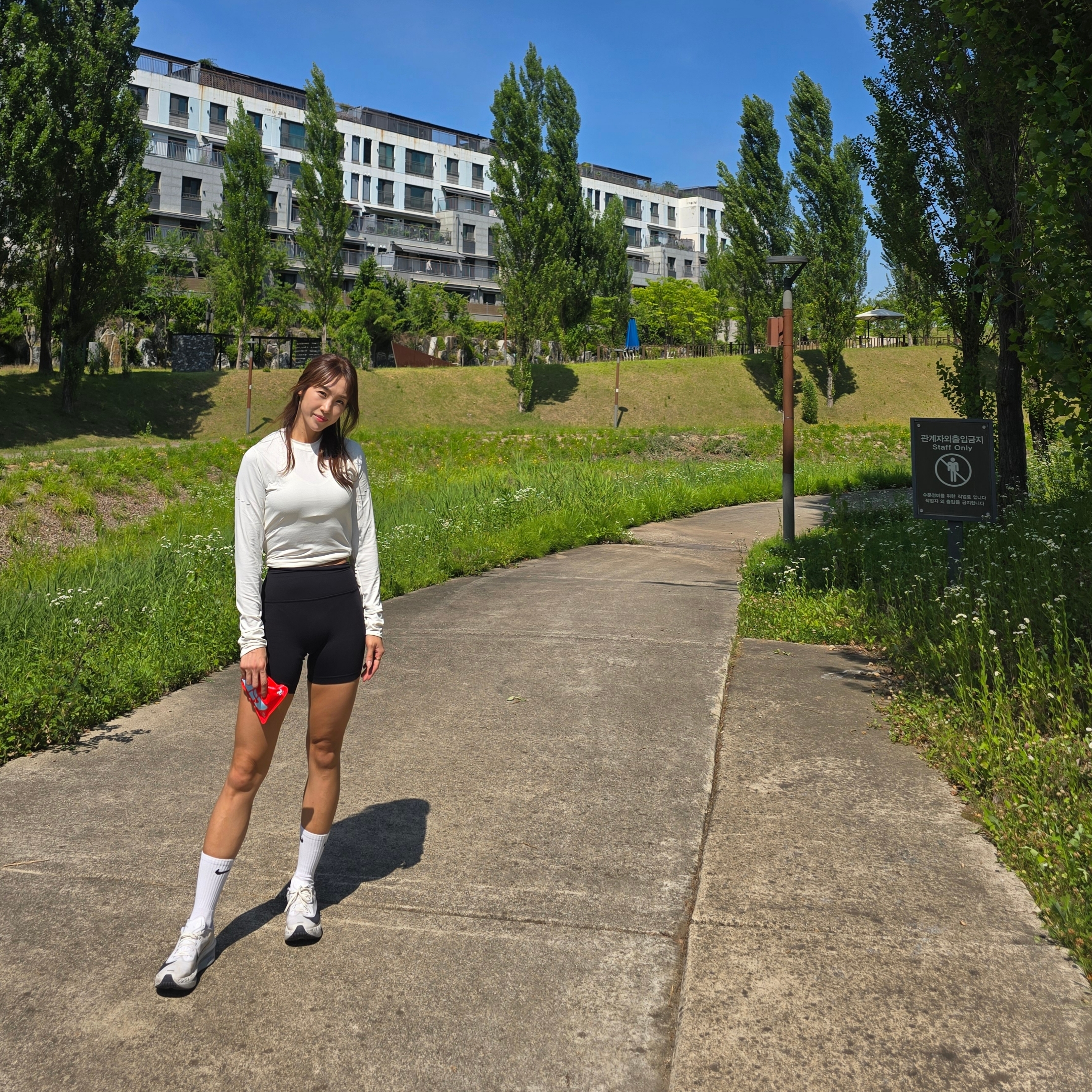 (W) Nike Swift Dri-Fit Long Sleeve Crewneck Running Top Sail - Asia, (W) Lululemon Align Super High-Rise 6 Inch Shorts Black - Asia 착용 스타일 - 2
