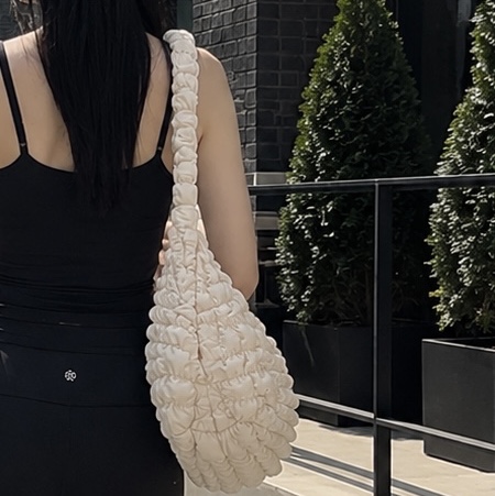 COS Quilted Oversized Shoulder Bag Off White Light Beige 착용 스타일