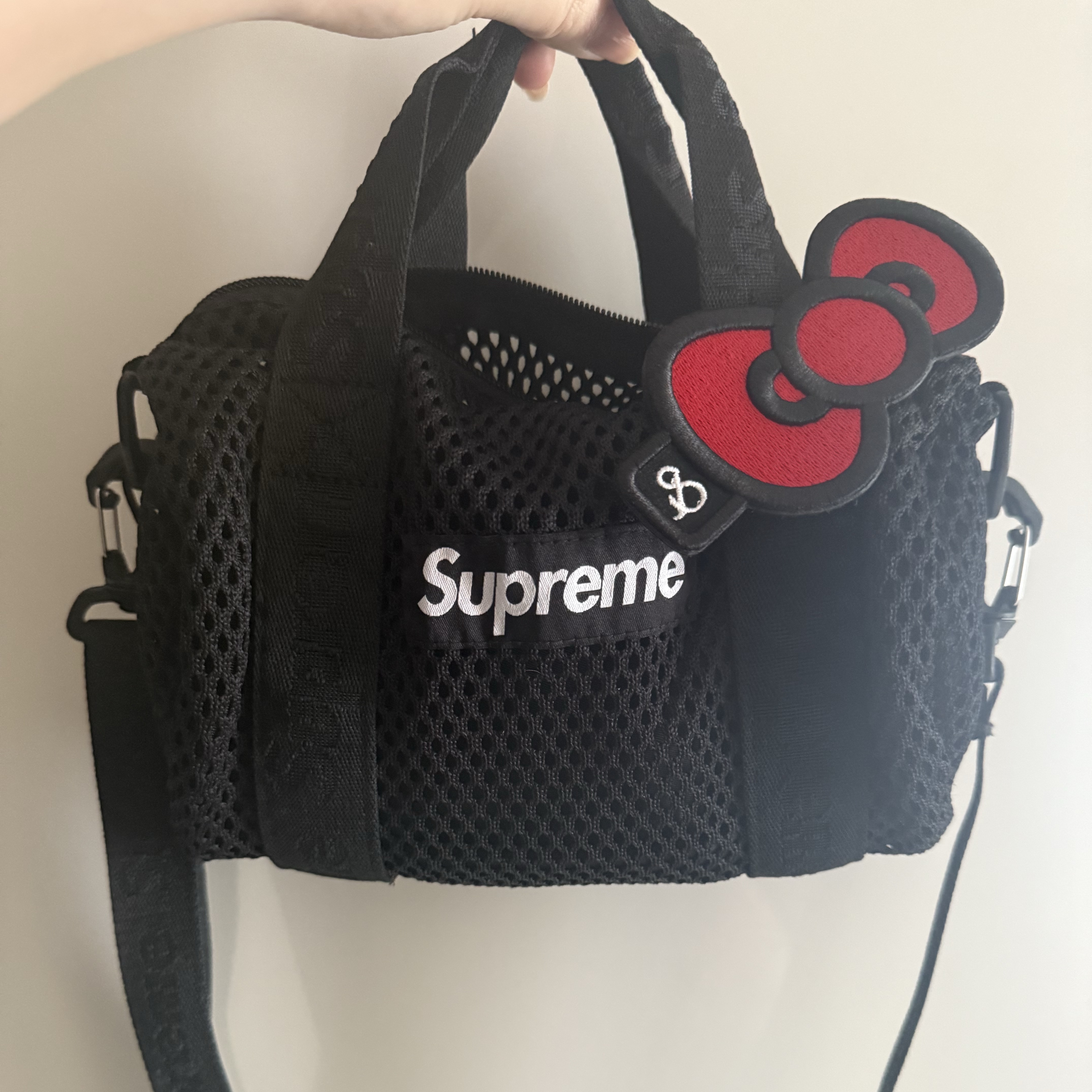Supreme Mesh Mini Duffle Bag Black - 25SS, Salomon Running Power Dry Socks Black 착용 스타일 - 1