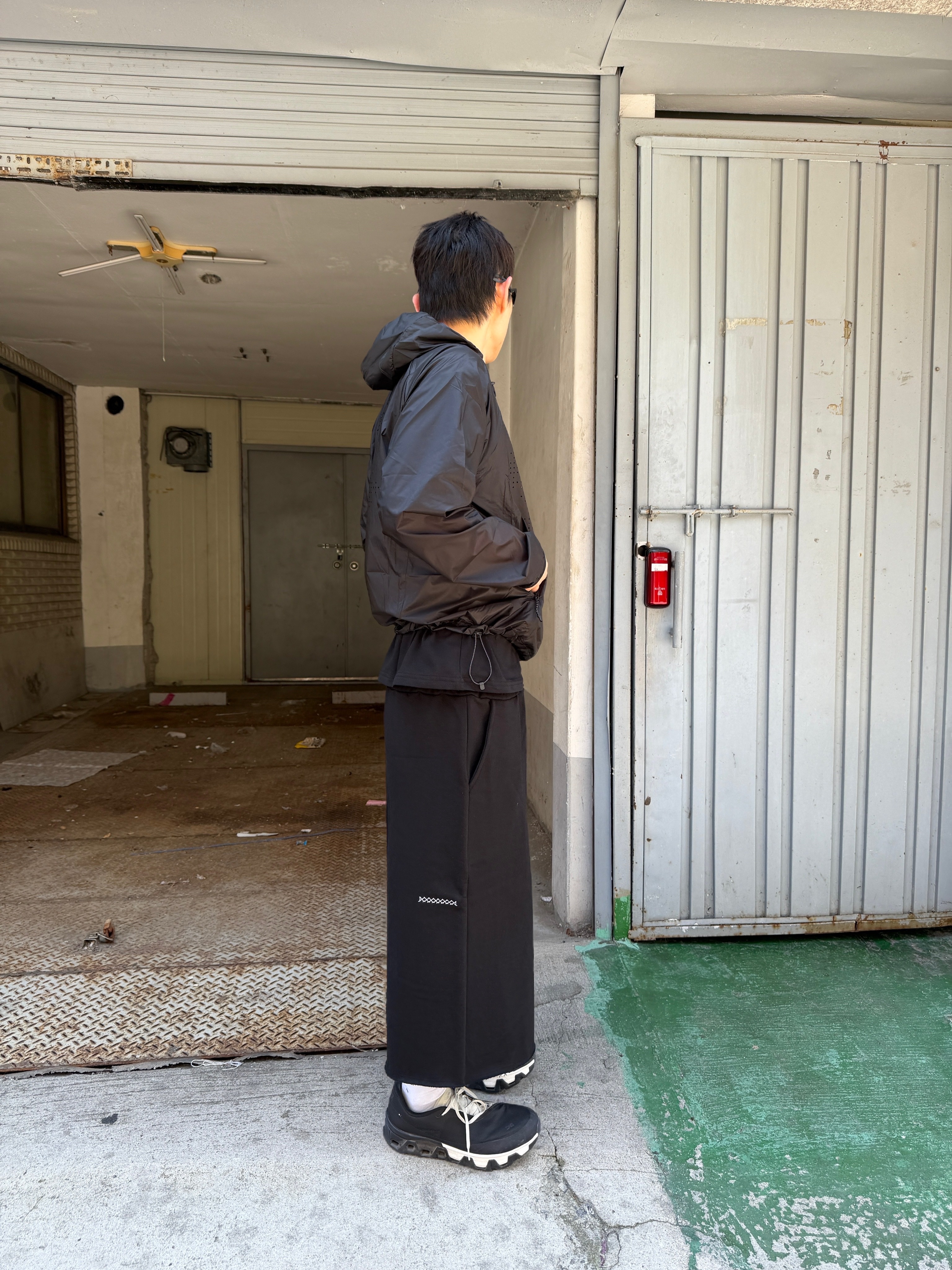 Junne P20 Sweat Bermuda Pants Black, On Running x Post Archive Faction (Paf) Cloudmonster Hyper Black 착용 스타일 - 7