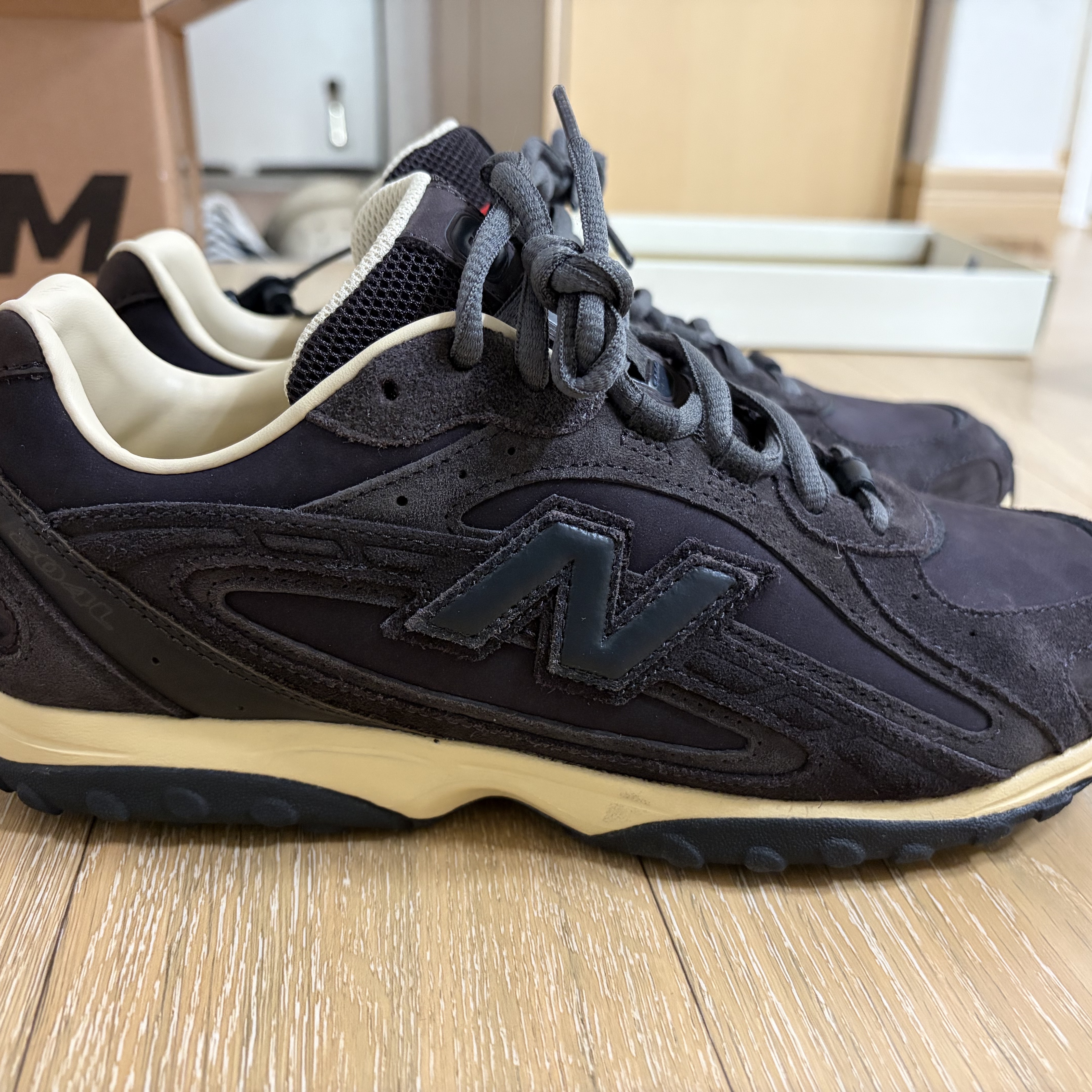 New Balance x Auralee 204L Dark Brown 착용 스타일