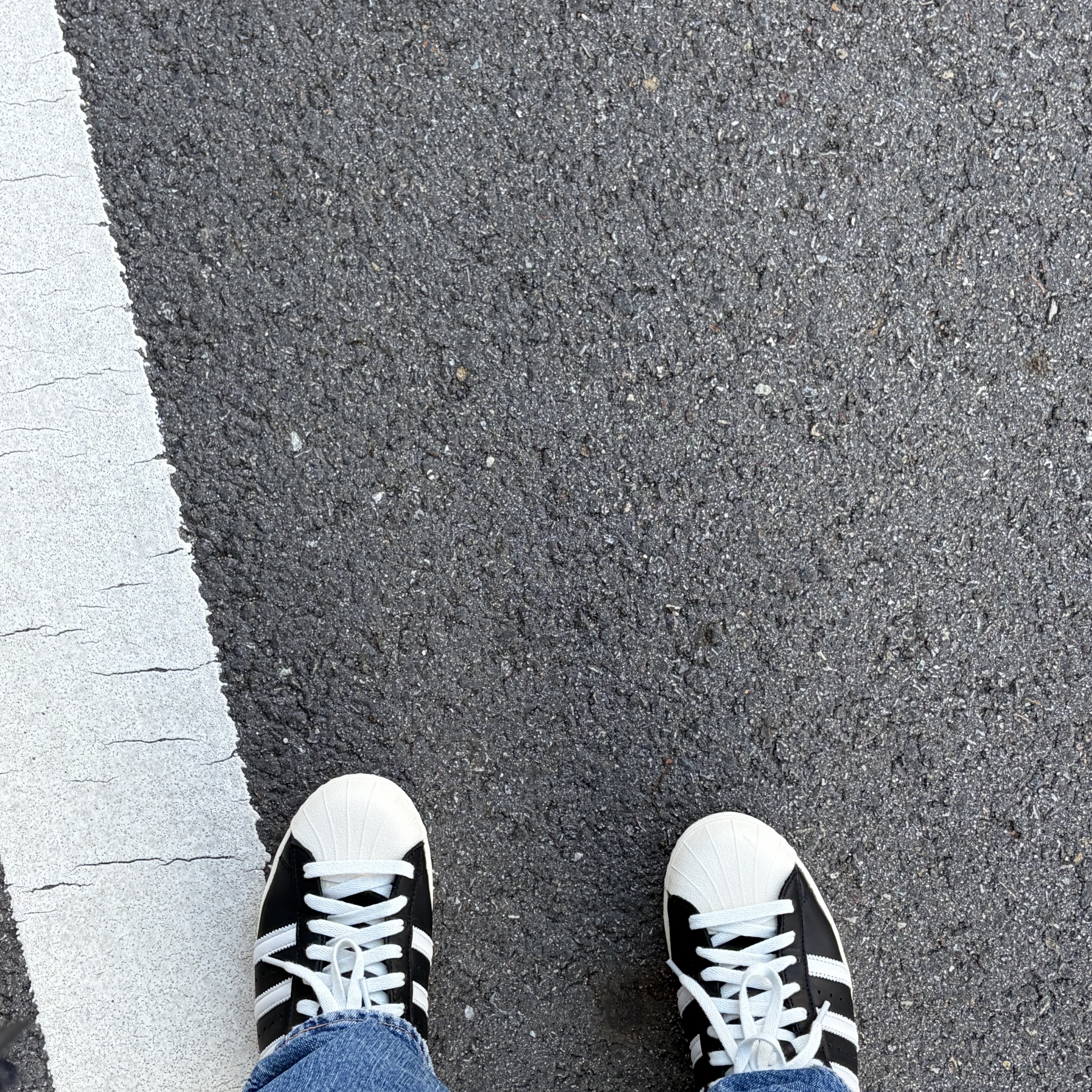 Adidas Superstar Vintage Core Black Core White 착용 스타일
