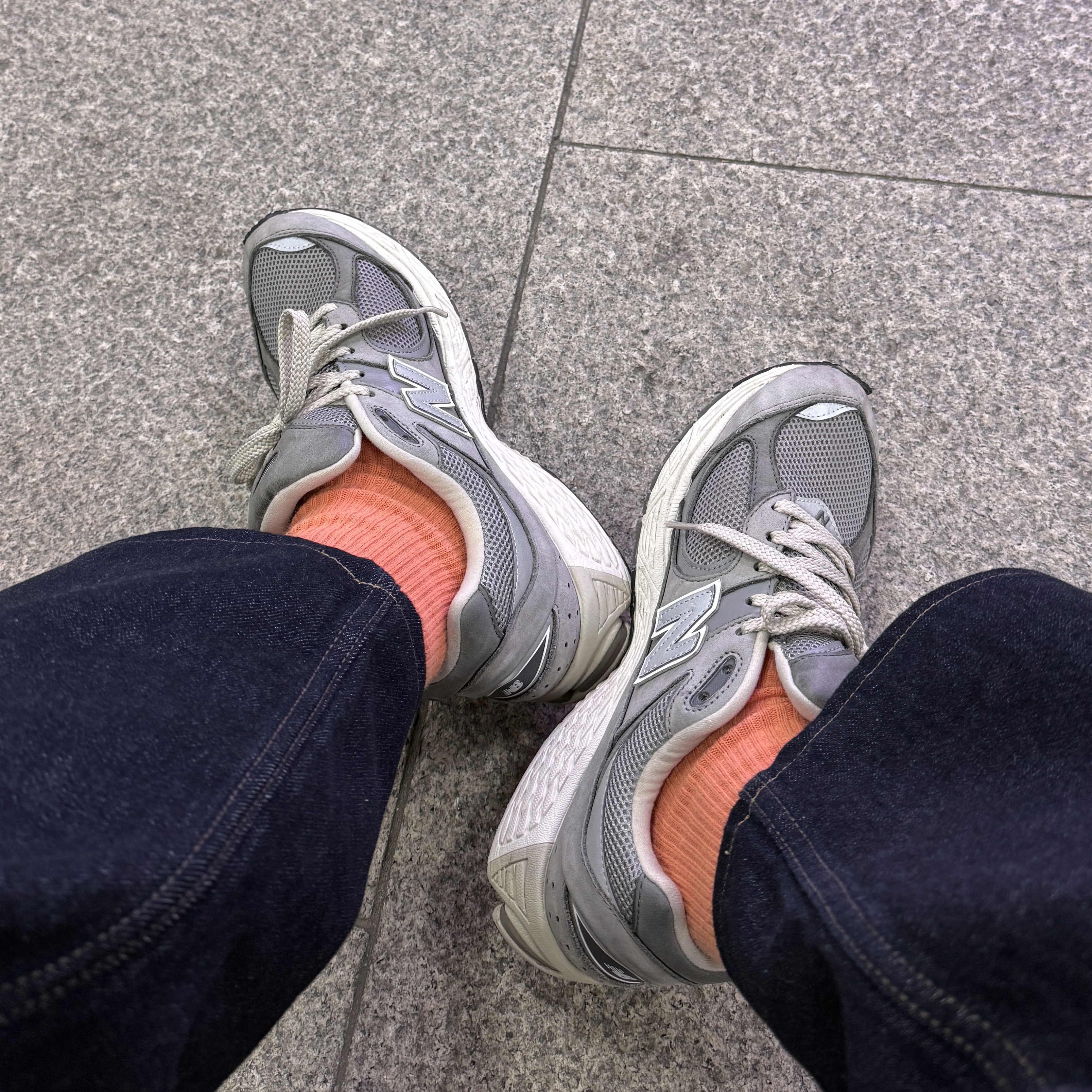 New Balance 2002R Premium Vintage Grey 착용 스타일