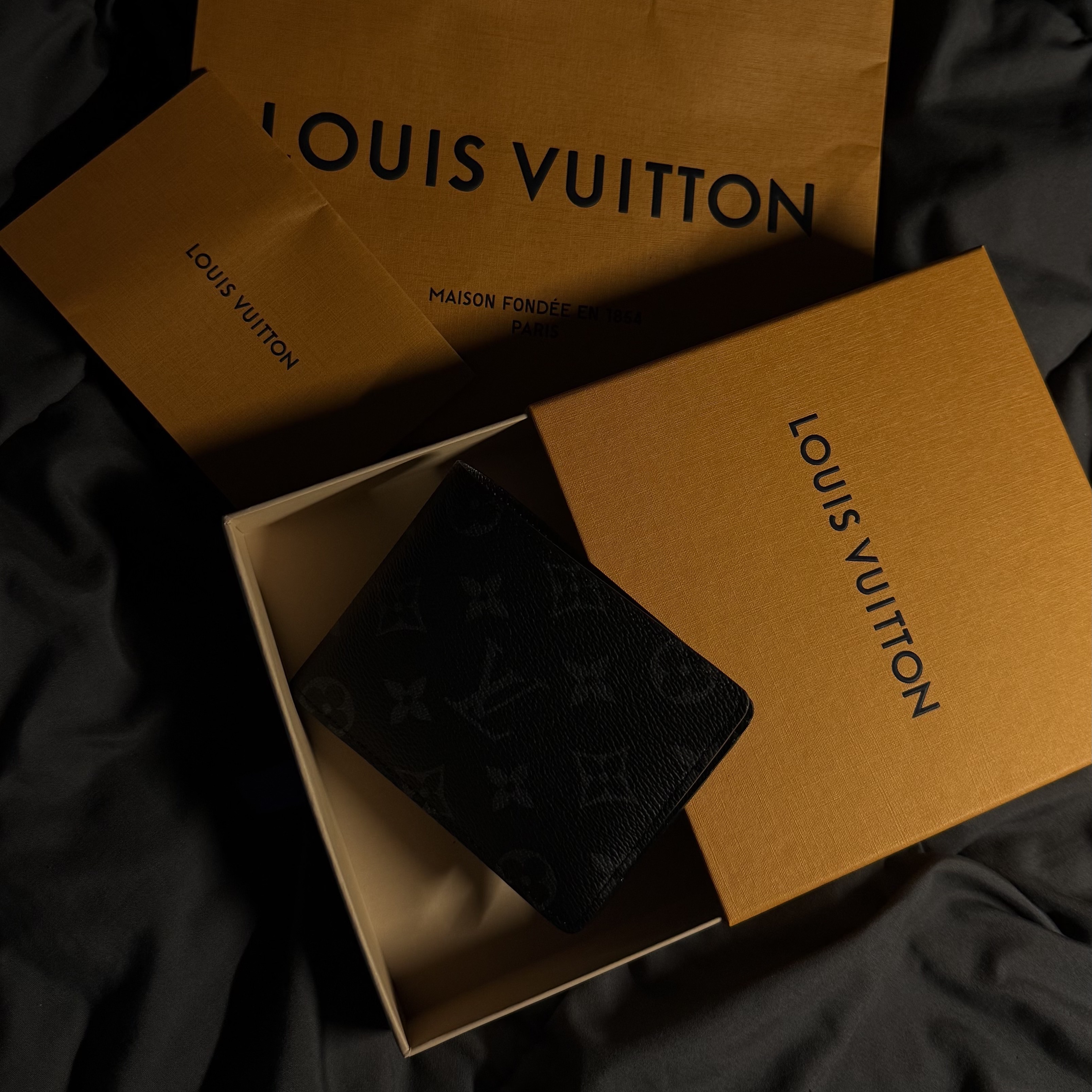 Louis Vuitton Multiple Wallet Monogram Eclipse 착용 스타일