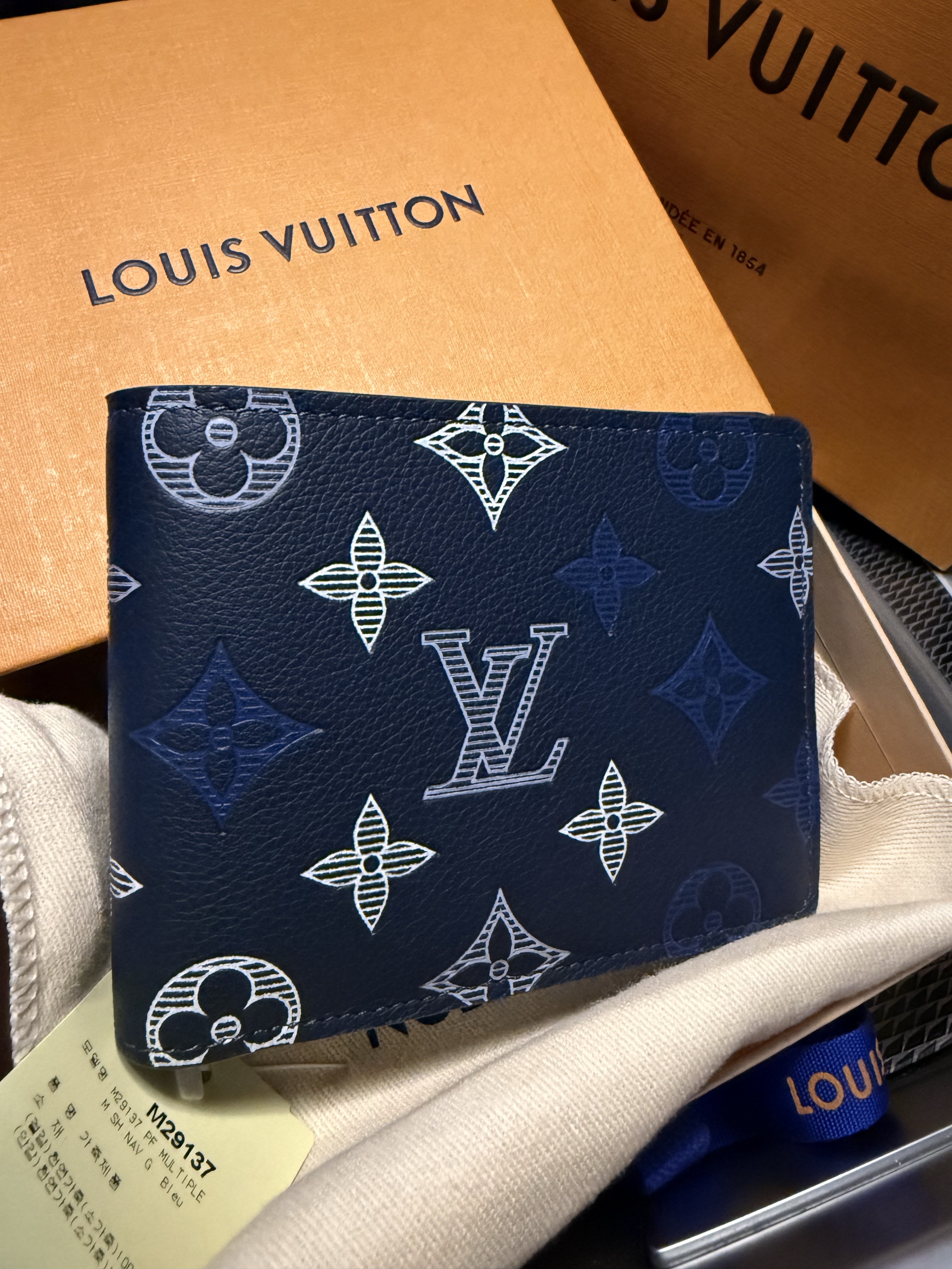 Louis Vuitton Multiple Wallet Navy Blue 착용 스타일 - 1