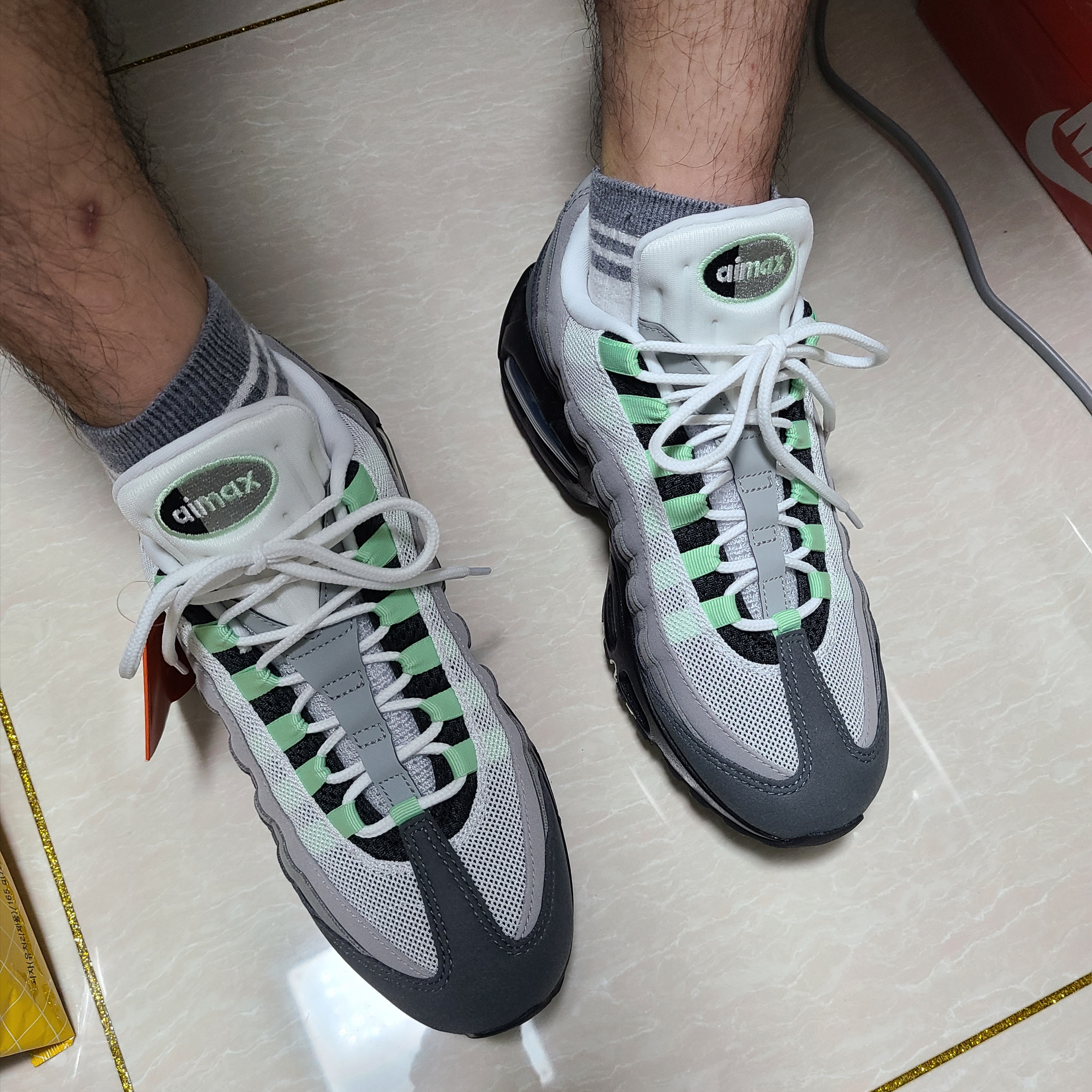 (W) Nike Air Max 95 Big Bubble Black Fresh Mint 착용 스타일 - 1