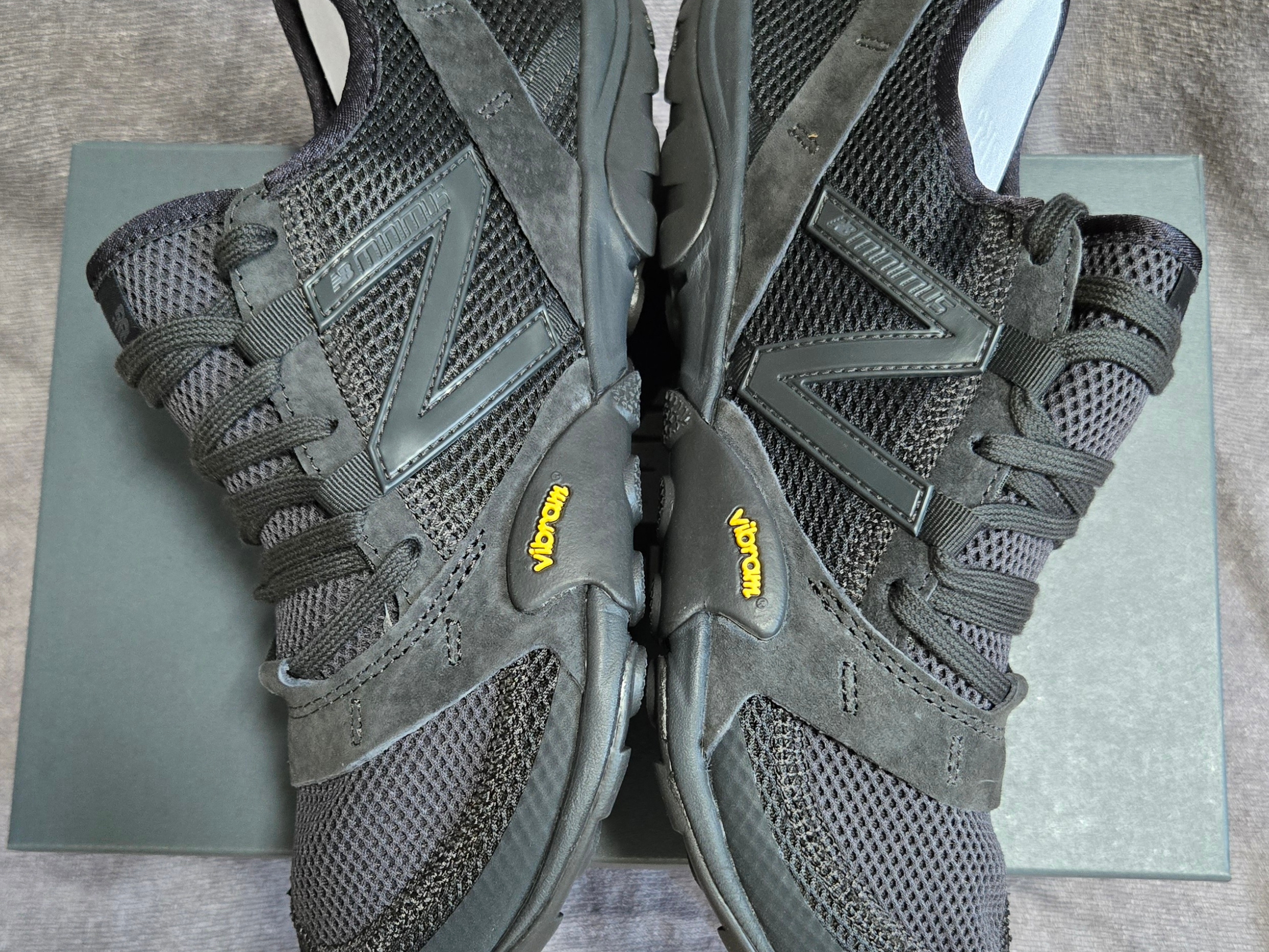 New Balance Minimus MT10O Black Castlerock 착용 스타일 - 4
