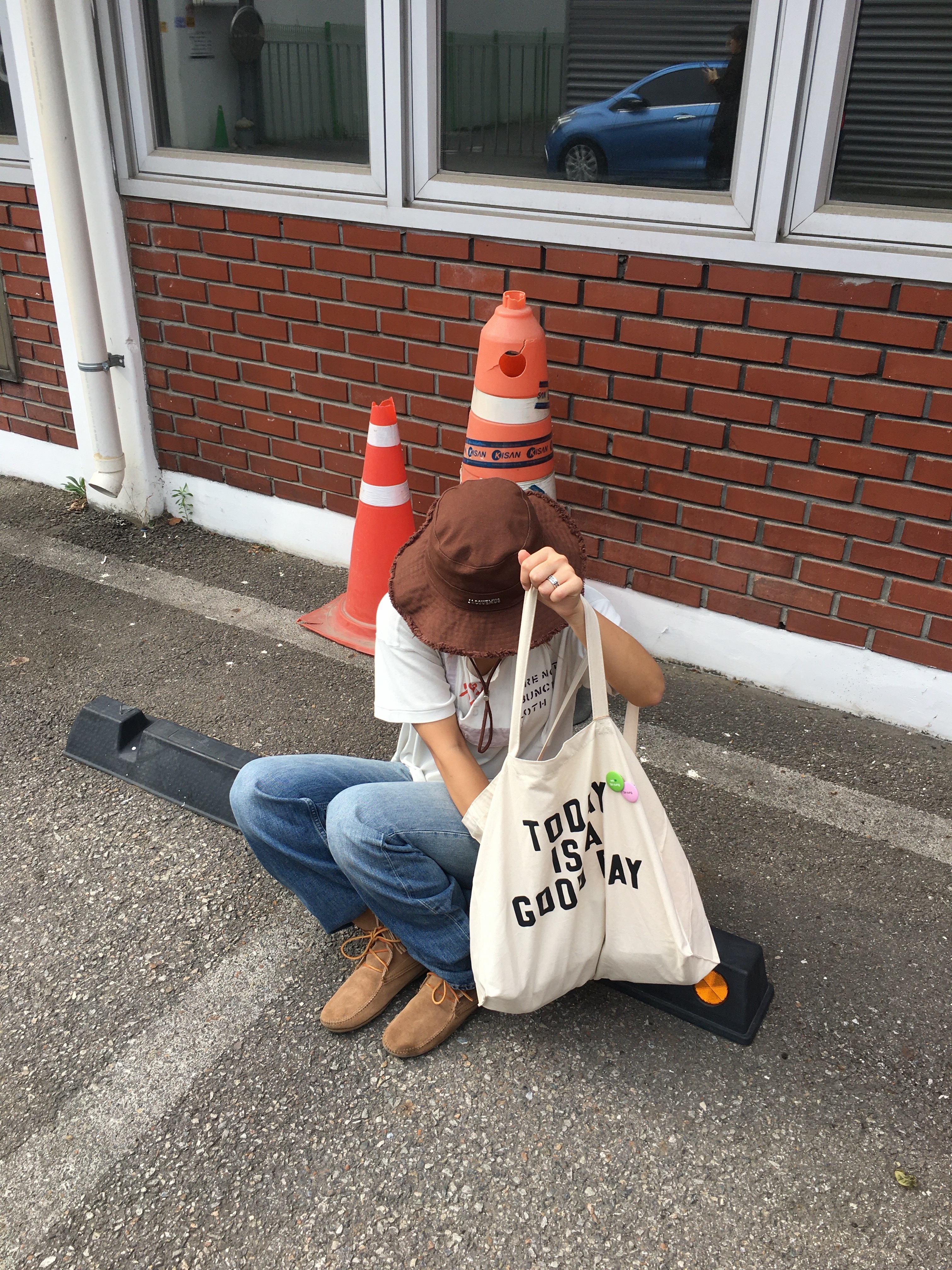 Jacquemus Le Bob Artichaut Bucket Hat Brown 착용 스타일