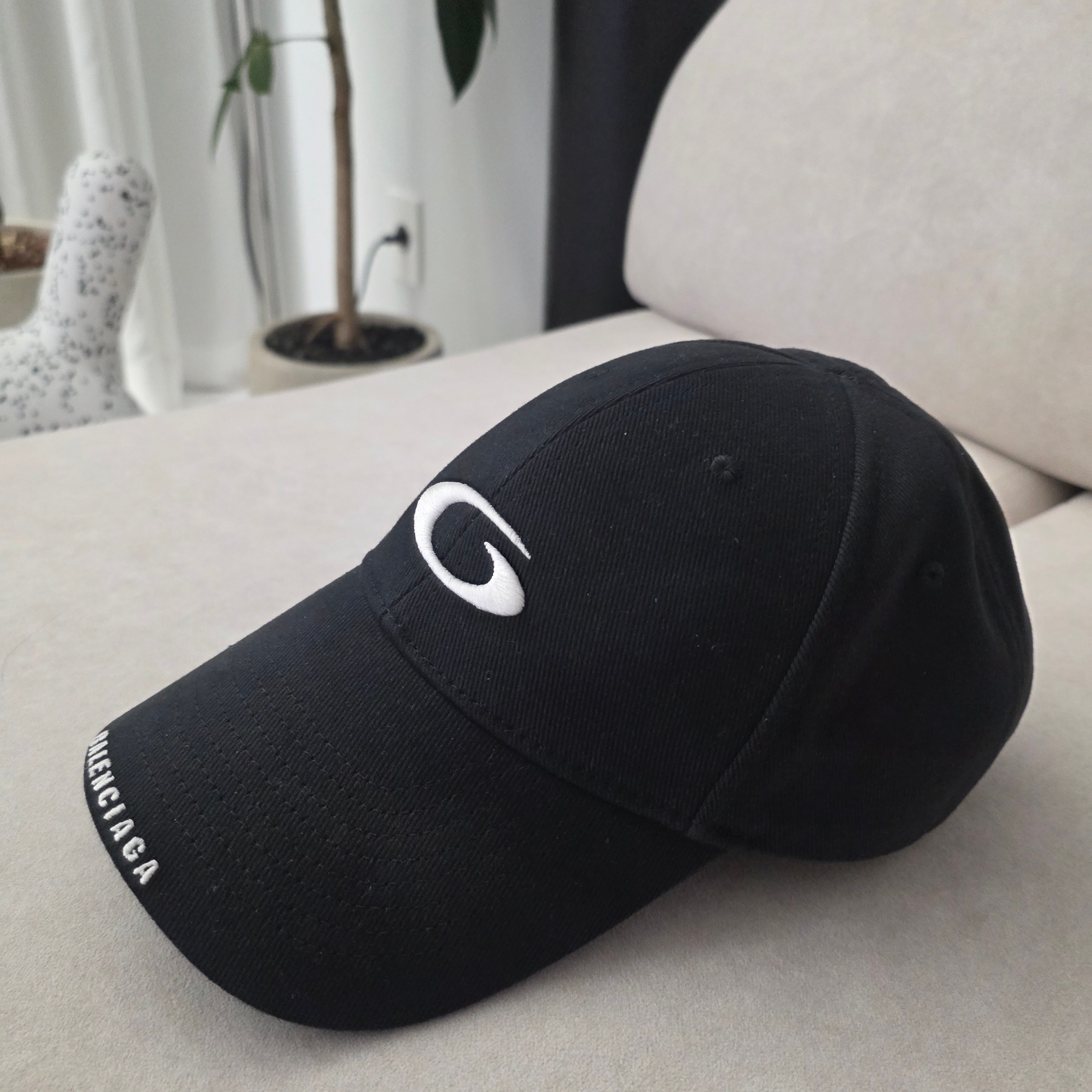 Balenciaga Loop Sports Icon Cap Black White 착용 스타일