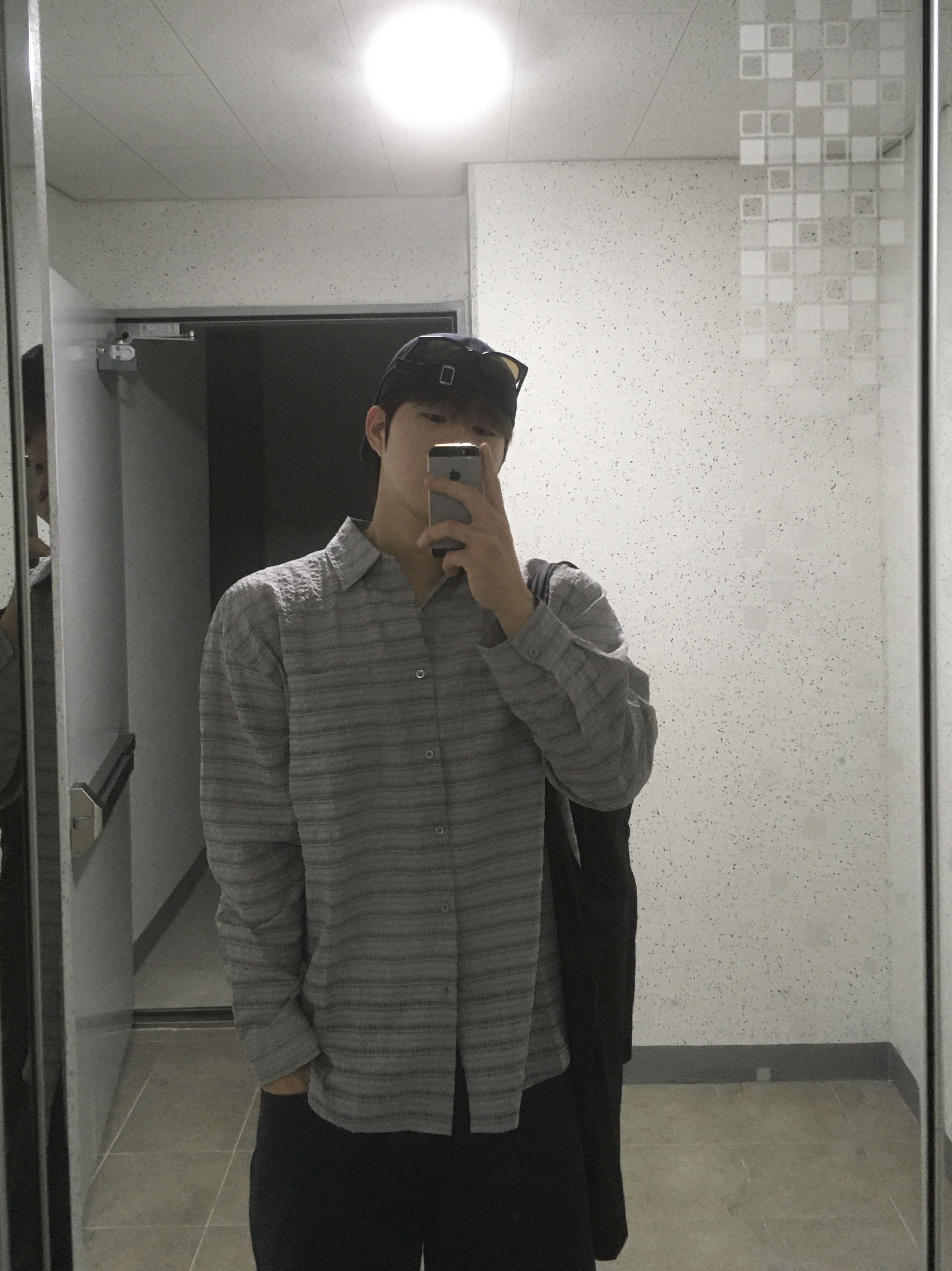 Oofos OOriginal Black 착용 스타일 - 1
